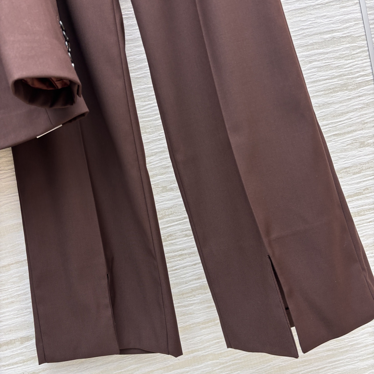 G家 25秋冬新款 深棕色直筒西装裤➕深棕色西装外套 立体廓形剪裁设计 简约又吸睛 纽扣开合 配勾扣 裤