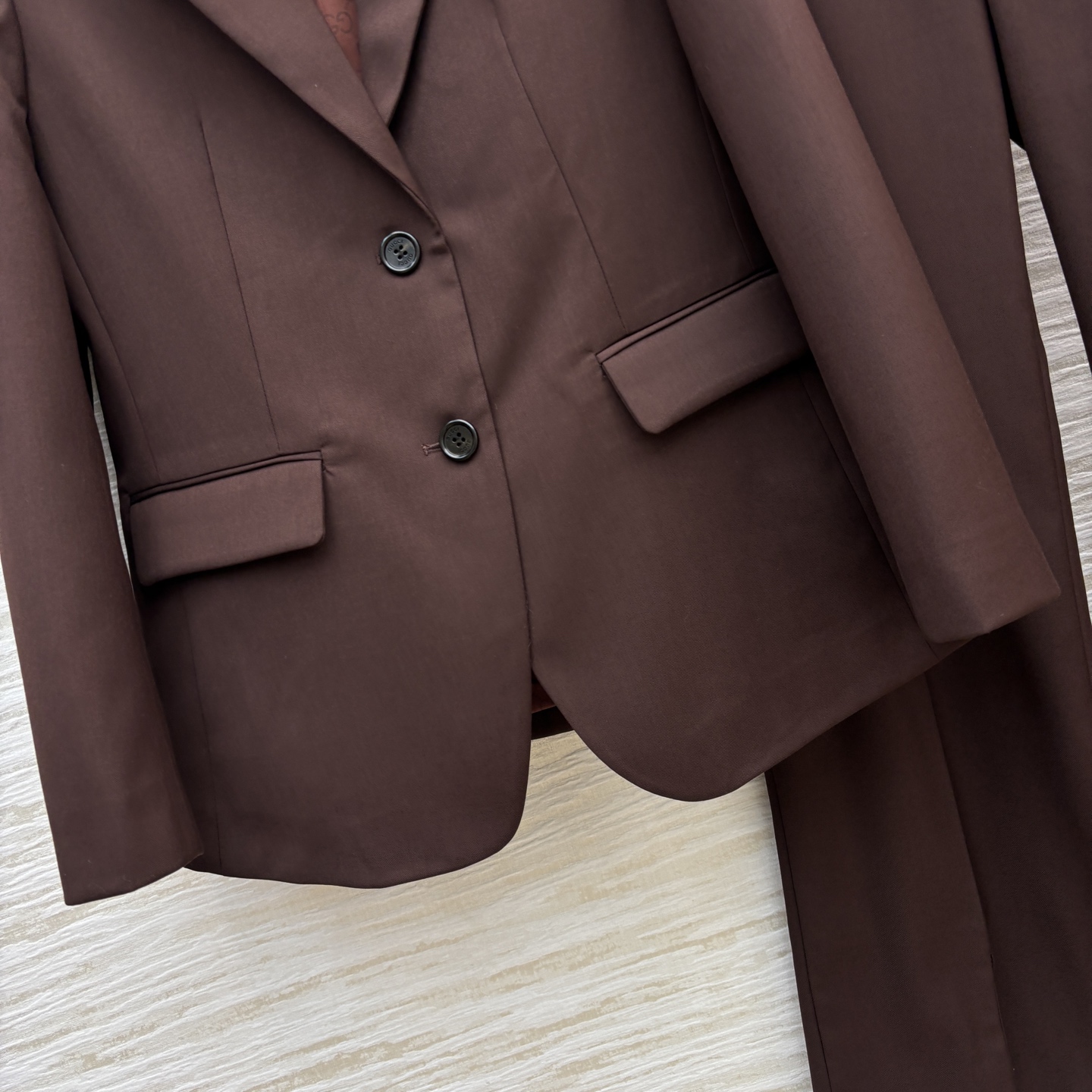 G家 25秋冬新款 深棕色直筒西装裤➕深棕色西装外套 立体廓形剪裁设计 简约又吸睛 纽扣开合 配勾扣 裤