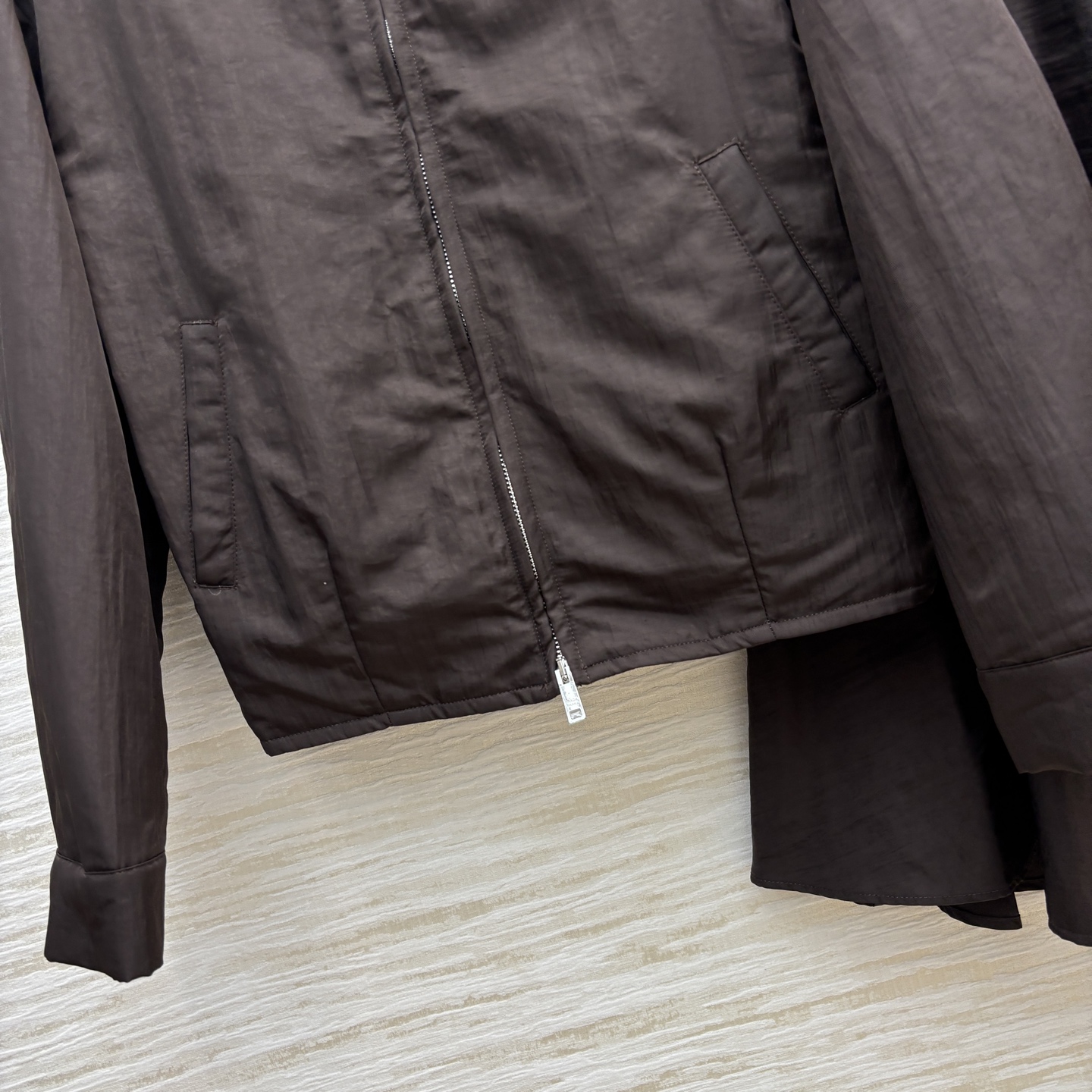 PD家 25秋冬新款 巧克力色连帽尼龙外套➕蓬蓬伞裙 三角标连帽夹克外套 经典三角标点缀 定制logo双