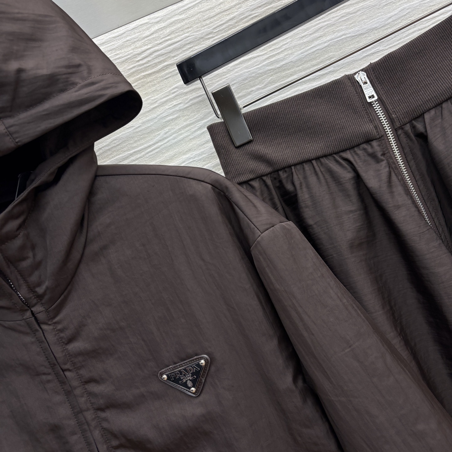 PD家 25秋冬新款 巧克力色连帽尼龙外套➕蓬蓬伞裙 三角标连帽夹克外套 经典三角标点缀 定制logo双