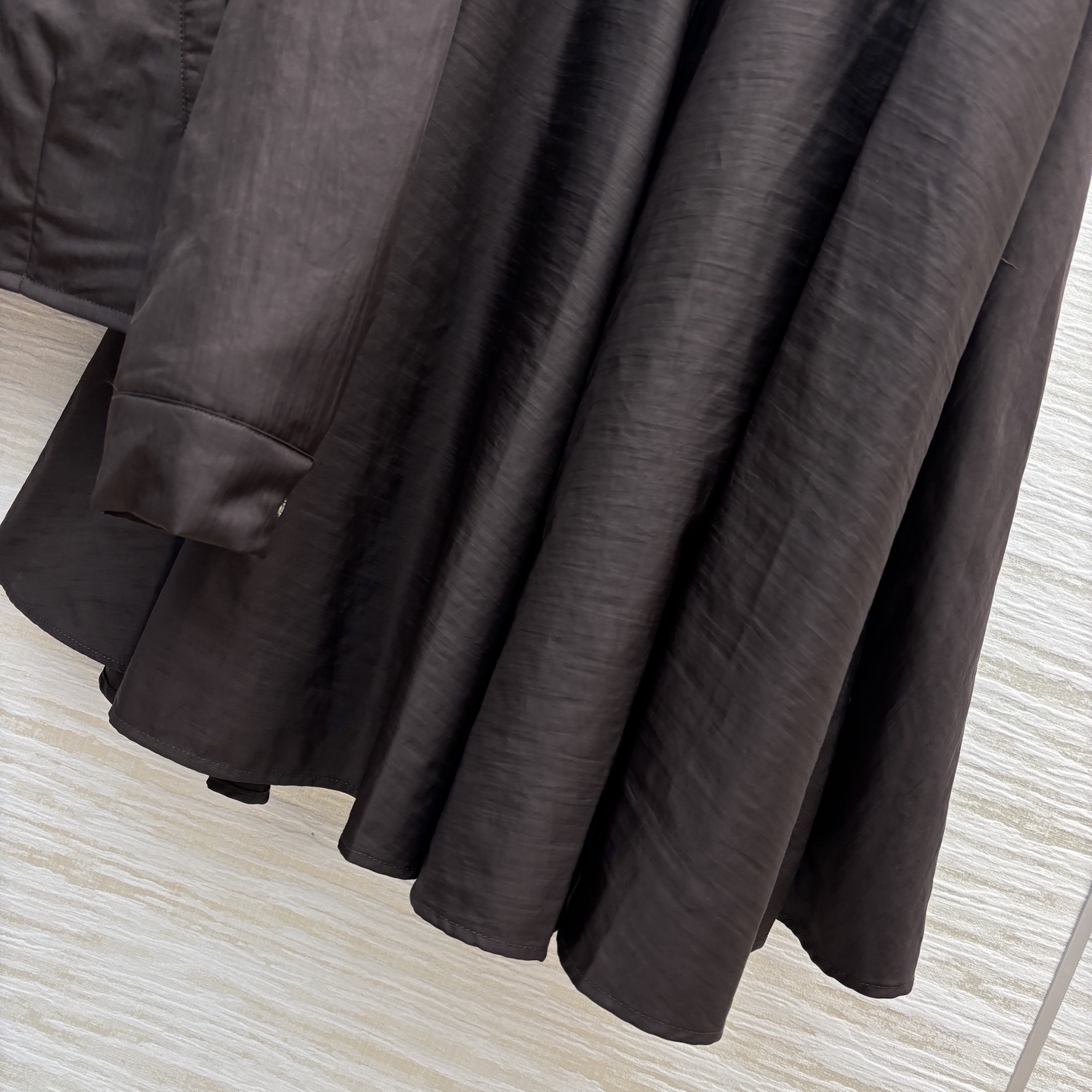 PD家 25秋冬新款 巧克力色连帽尼龙外套➕蓬蓬伞裙 三角标连帽夹克外套 经典三角标点缀 定制logo双