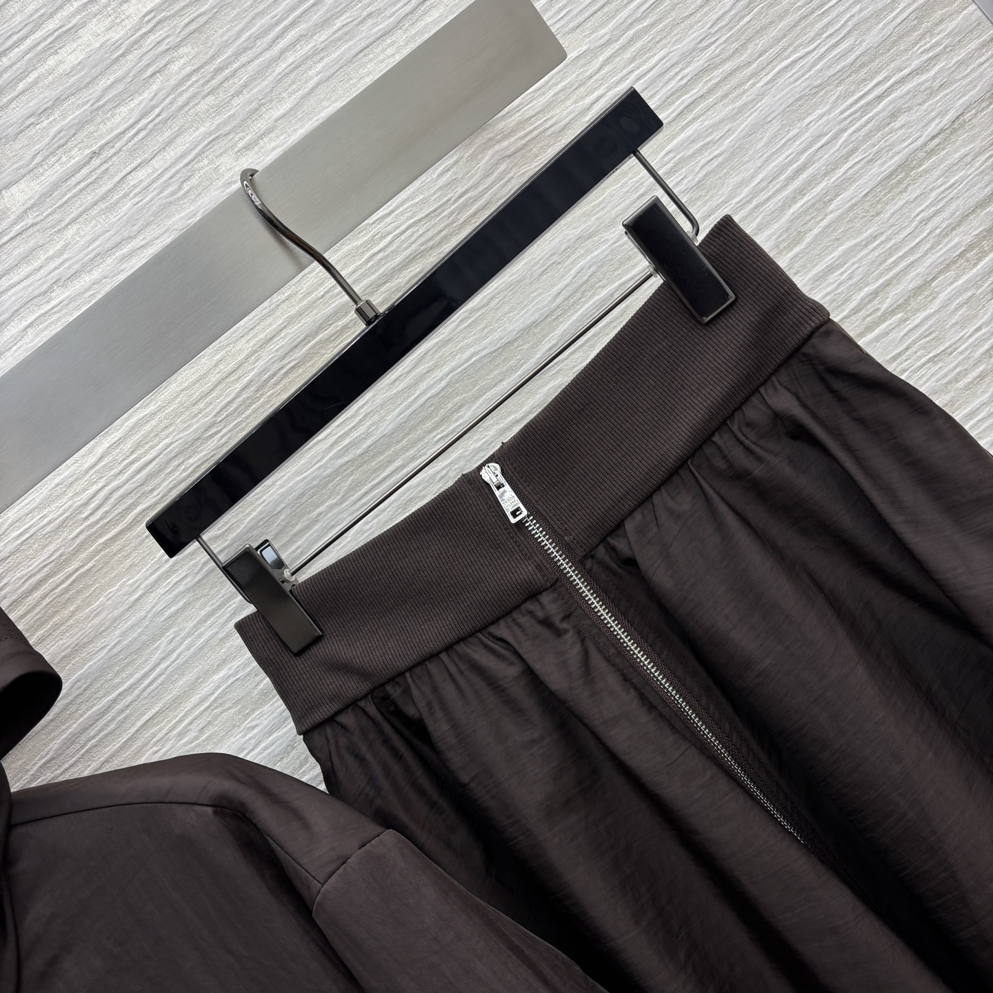 PD家 25秋冬新款 巧克力色连帽尼龙外套➕蓬蓬伞裙 三角标连帽夹克外套 经典三角标点缀 定制logo双