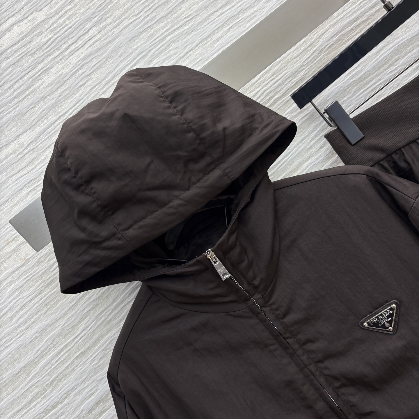 PD家 25秋冬新款 巧克力色连帽尼龙外套➕蓬蓬伞裙 三角标连帽夹克外套 经典三角标点缀 定制logo双