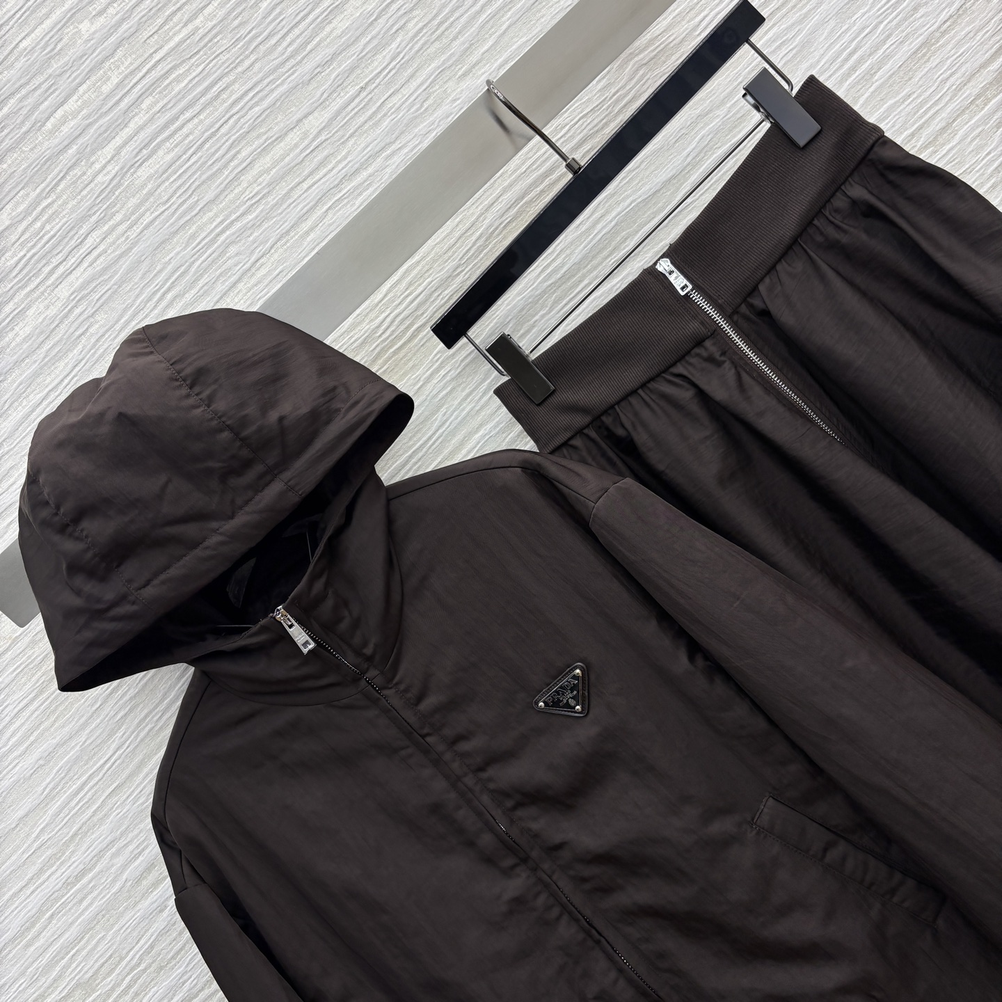 PD家 25秋冬新款 巧克力色连帽尼龙外套➕蓬蓬伞裙 三角标连帽夹克外套 经典三角标点缀 定制logo双