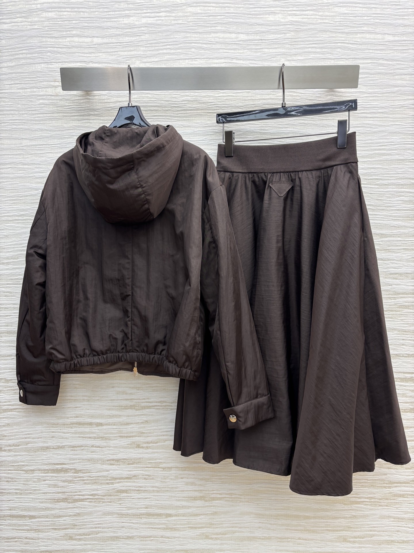 PD家 25秋冬新款 巧克力色连帽尼龙外套➕蓬蓬伞裙 三角标连帽夹克外套 经典三角标点缀 定制logo双