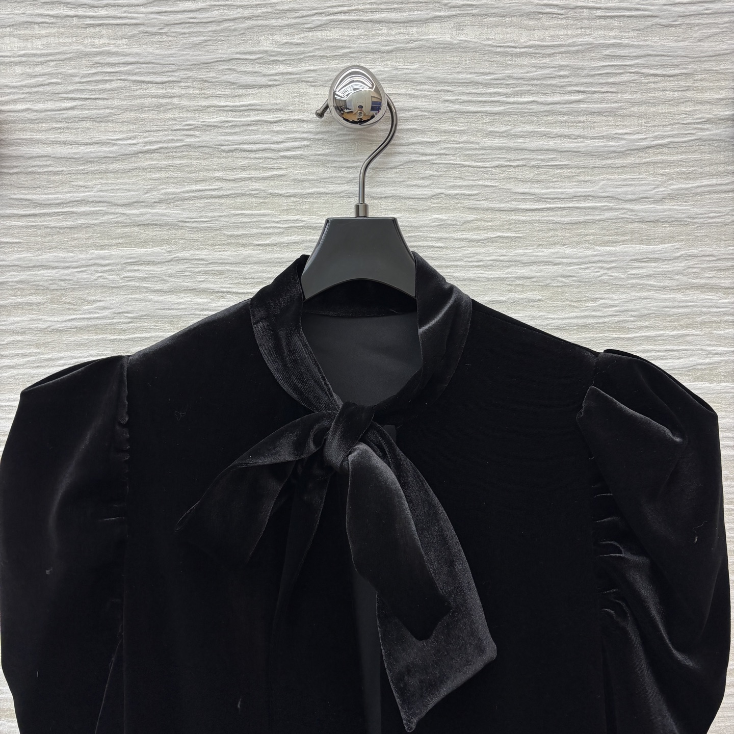 D家 25秋冬新款 黑色丝绒系带斗篷披肩大衣 小立领系带+泡泡肩设计 定制丝绒面料 完美版型奢华大气 上