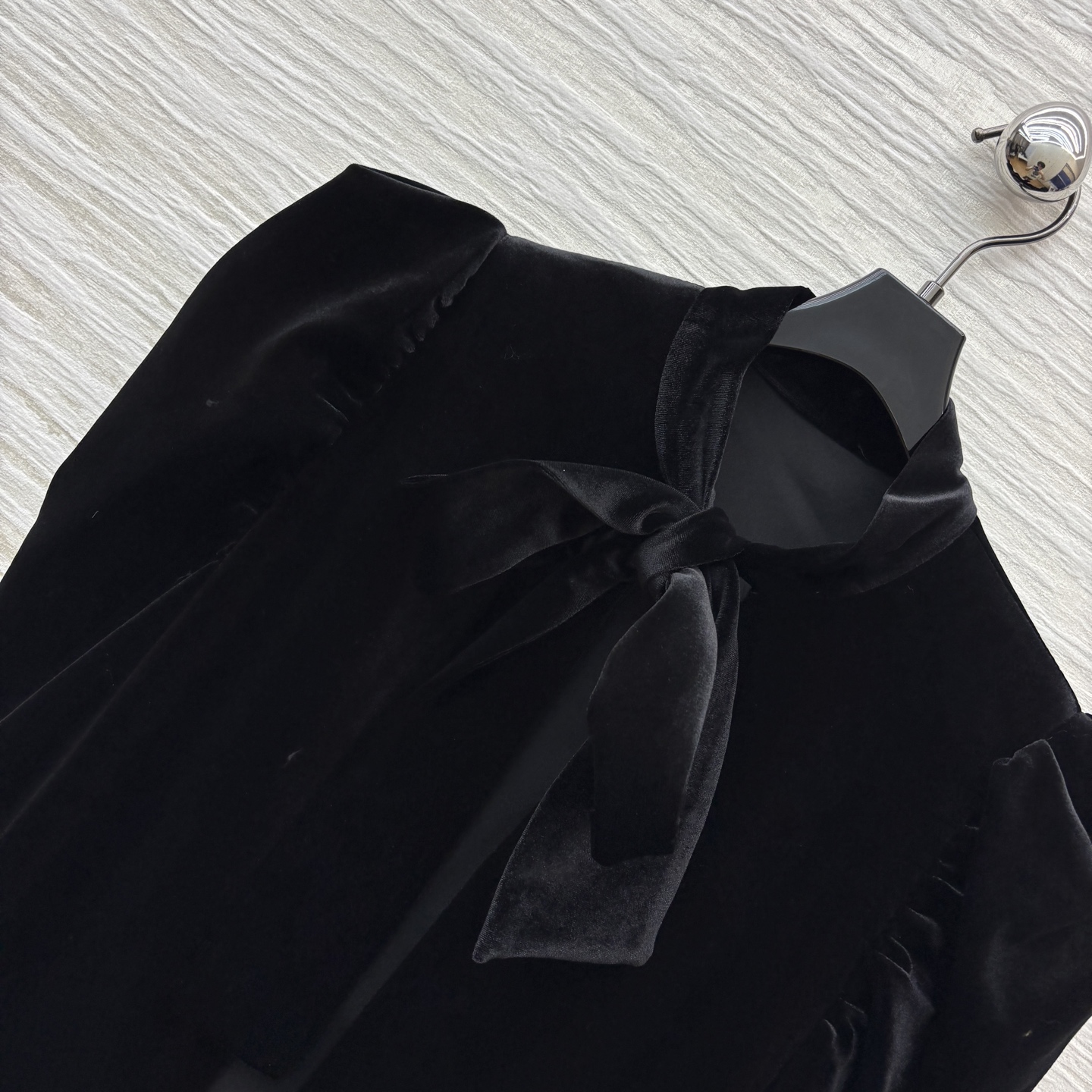 D家 25秋冬新款 黑色丝绒系带斗篷披肩大衣 小立领系带+泡泡肩设计 定制丝绒面料 完美版型奢华大气 上