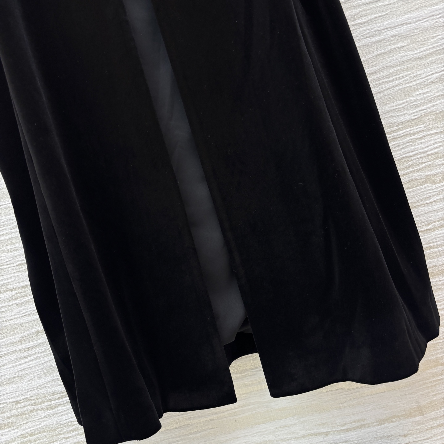 D家 25秋冬新款 黑色丝绒系带斗篷披肩大衣 小立领系带+泡泡肩设计 定制丝绒面料 完美版型奢华大气 上