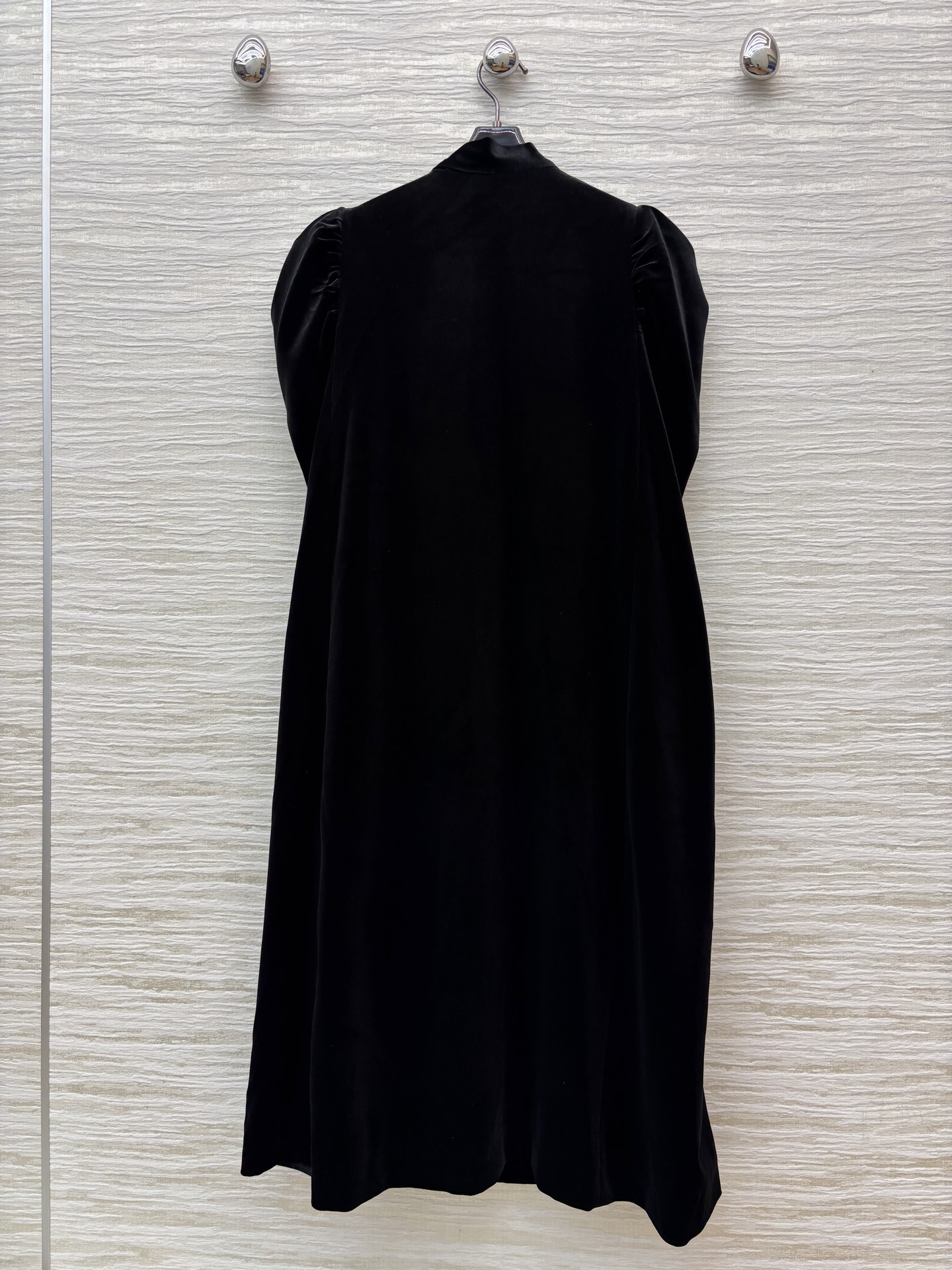 D家 25秋冬新款 黑色丝绒系带斗篷披肩大衣 小立领系带+泡泡肩设计 定制丝绒面料 完美版型奢华大气 上