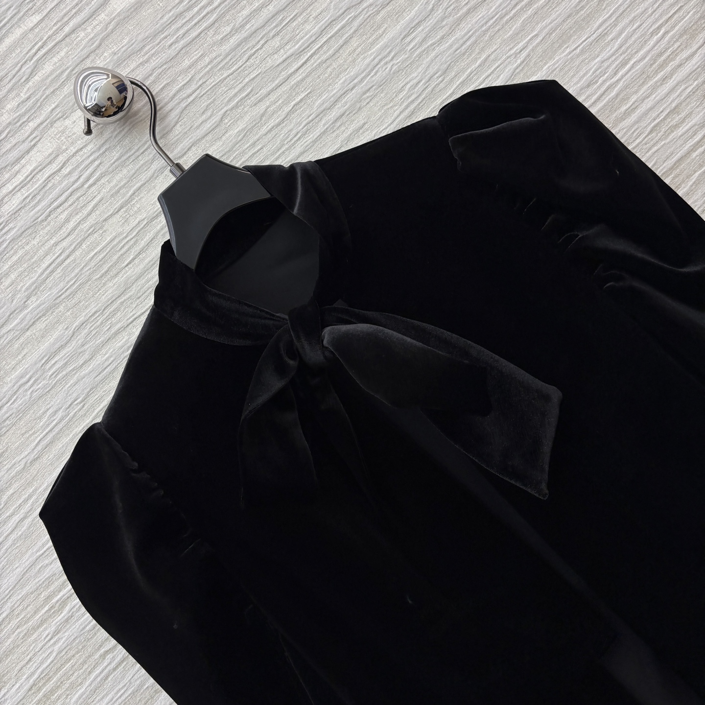 D家 25秋冬新款 黑色丝绒系带斗篷披肩大衣 小立领系带+泡泡肩设计 定制丝绒面料 完美版型奢华大气 上