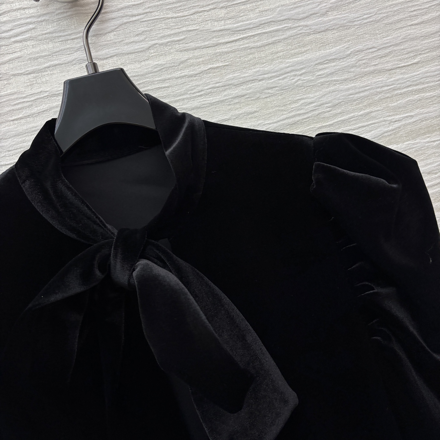 D家 25秋冬新款 黑色丝绒系带斗篷披肩大衣 小立领系带+泡泡肩设计 定制丝绒面料 完美版型奢华大气 上