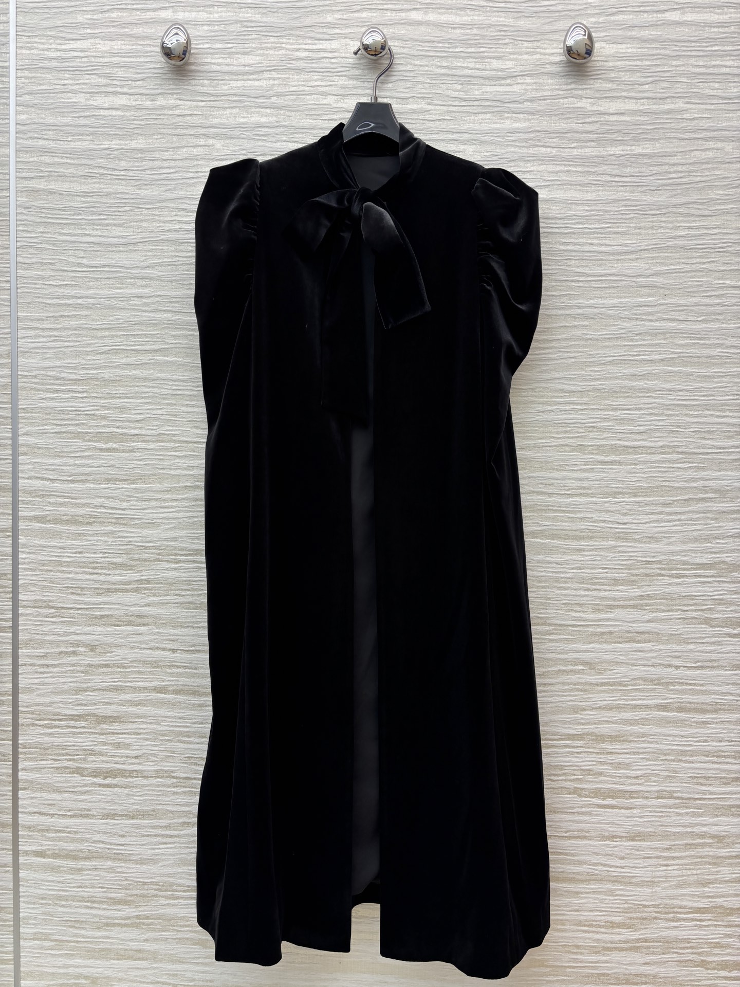 D家 25秋冬新款 黑色丝绒系带斗篷披肩大衣 小立领系带+泡泡肩设计 定制丝绒面料 完美版型奢华大气 上