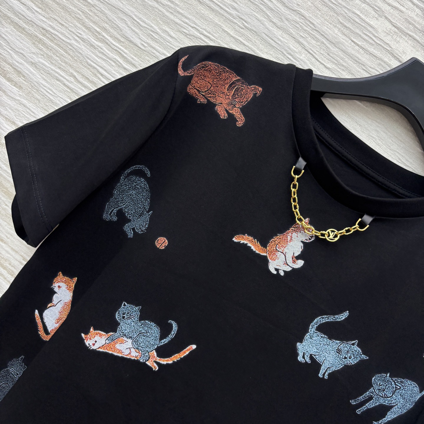 L家 25早秋新款 猫猫印花短袖T恤 大气经典 简洁的设计却富有亮点 非常百搭 胸前超级萌的猫猫🐱图案 