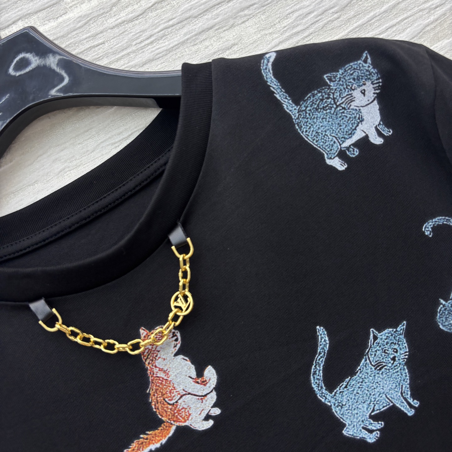 L家 25早秋新款 猫猫印花短袖T恤 大气经典 简洁的设计却富有亮点 非常百搭 胸前超级萌的猫猫🐱图案 