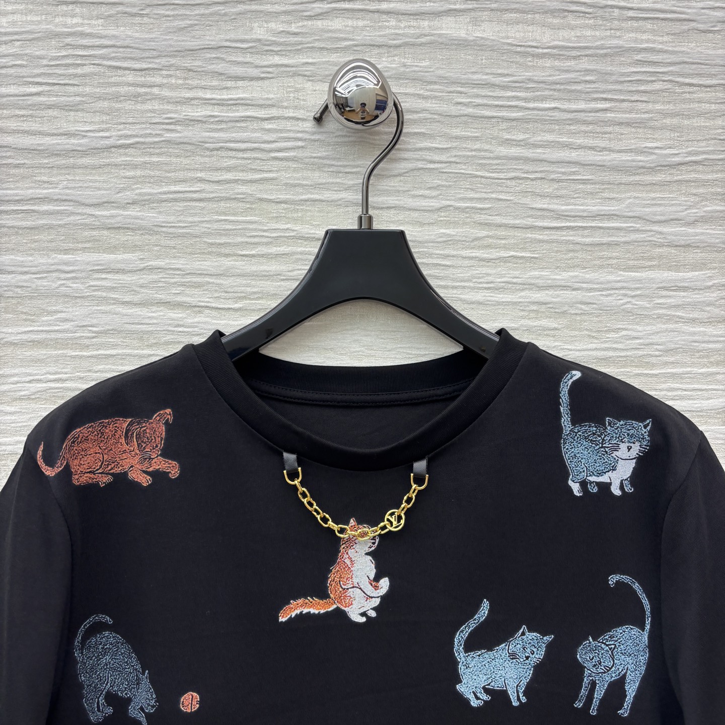 L家 25早秋新款 猫猫印花短袖T恤 大气经典 简洁的设计却富有亮点 非常百搭 胸前超级萌的猫猫🐱图案 