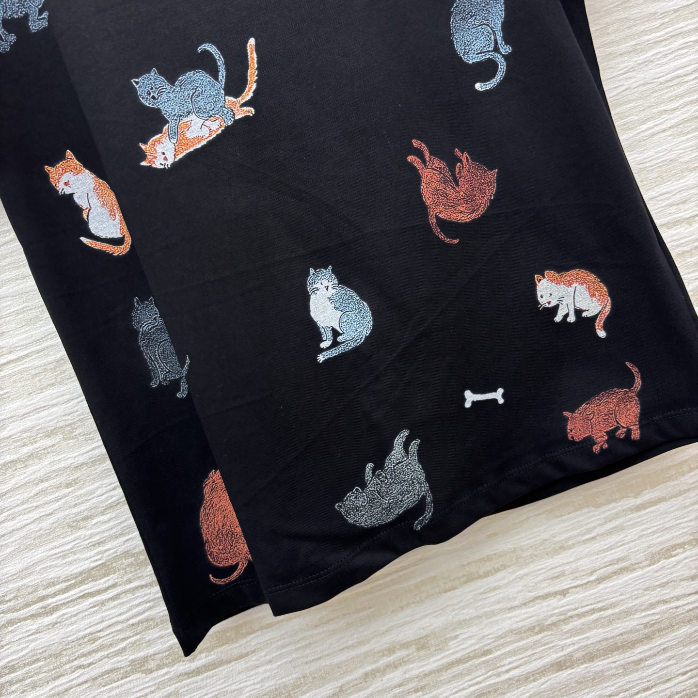 L家 25早秋新款 猫猫印花短袖T恤 大气经典 简洁的设计却富有亮点 非常百搭 胸前超级萌的猫猫🐱图案 