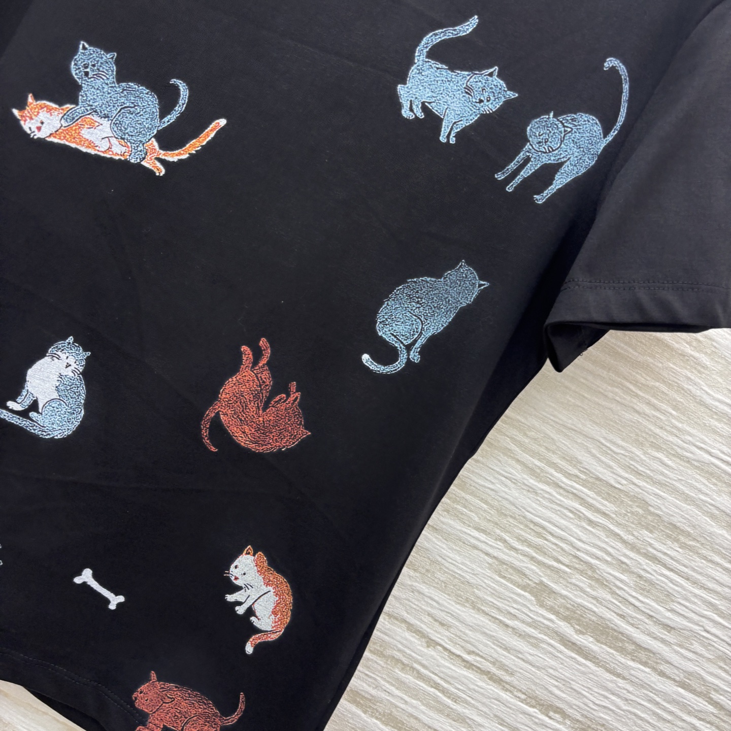 L家 25早秋新款 猫猫印花短袖T恤 大气经典 简洁的设计却富有亮点 非常百搭 胸前超级萌的猫猫🐱图案 