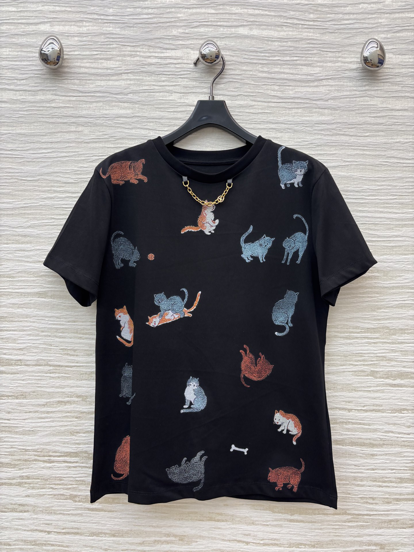 L家 25早秋新款 猫猫印花短袖T恤 大气经典 简洁的设计却富有亮点 非常百搭 胸前超级萌的猫猫🐱图案 