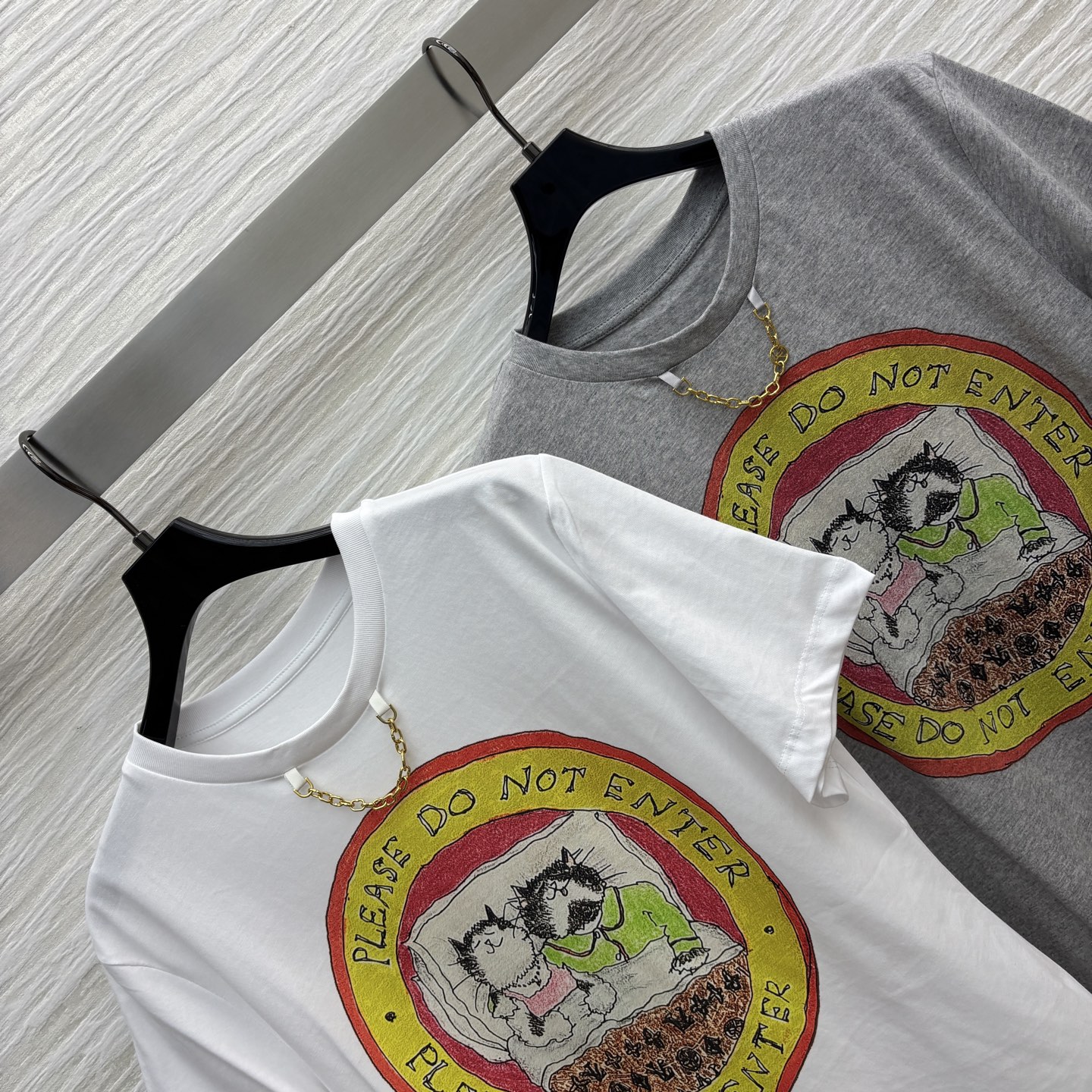 L家 25早秋新款 猫咪卡通印花短袖T恤 经典的小宽松版型 上身百搭不挑人 进口纯棉面料 质感舒适透气 