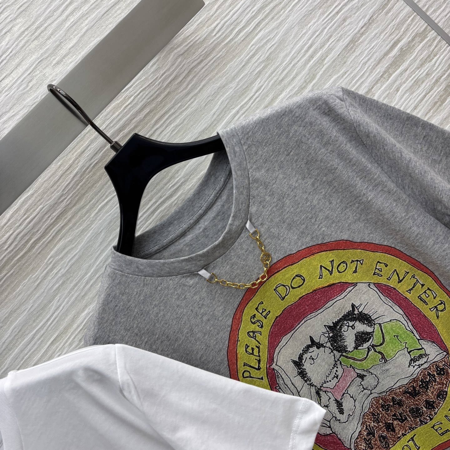 L家 25早秋新款 猫咪卡通印花短袖T恤 经典的小宽松版型 上身百搭不挑人 进口纯棉面料 质感舒适透气 