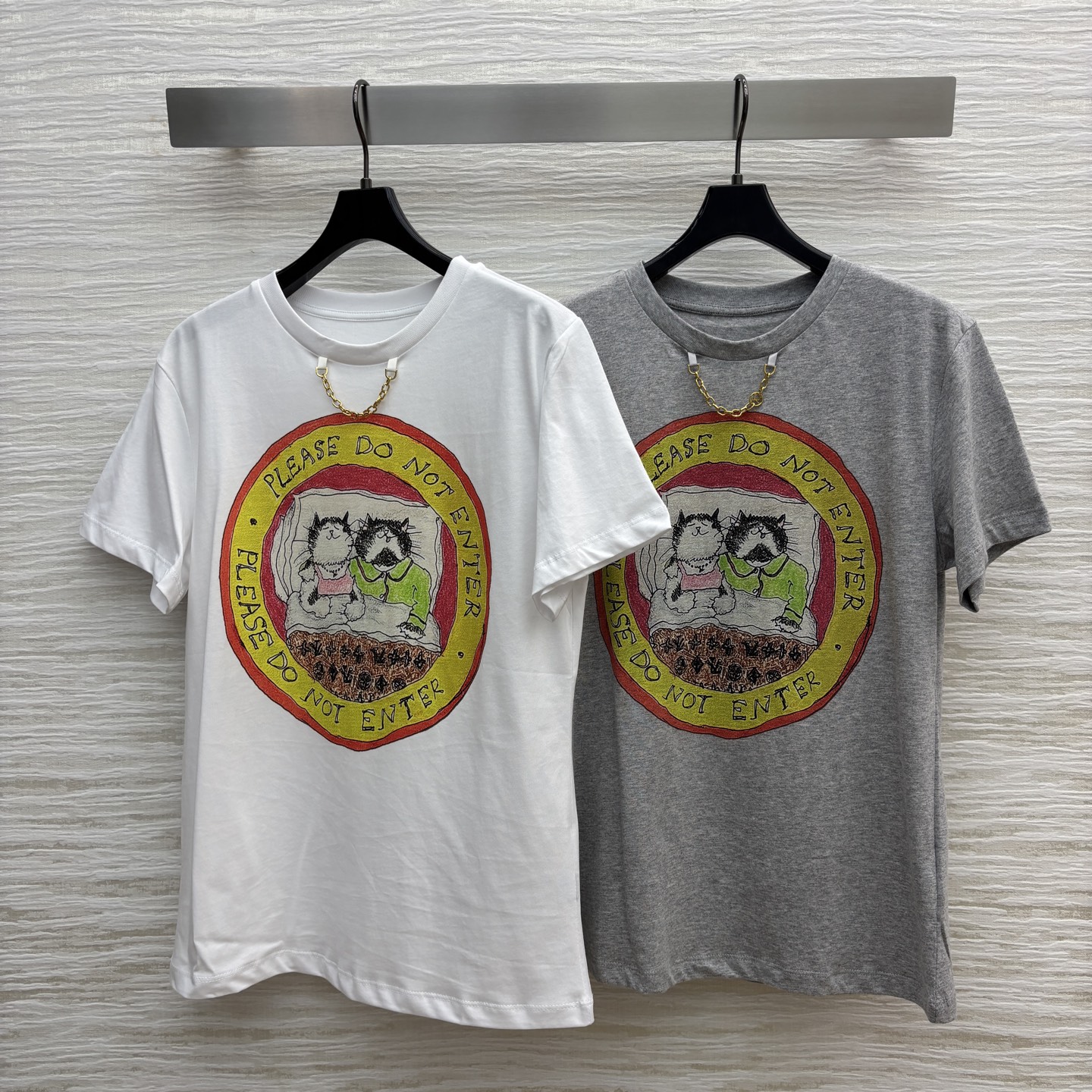 L家 25早秋新款 猫咪卡通印花短袖T恤 经典的小宽松版型 上身百搭不挑人 进口纯棉面料 质感舒适透气 