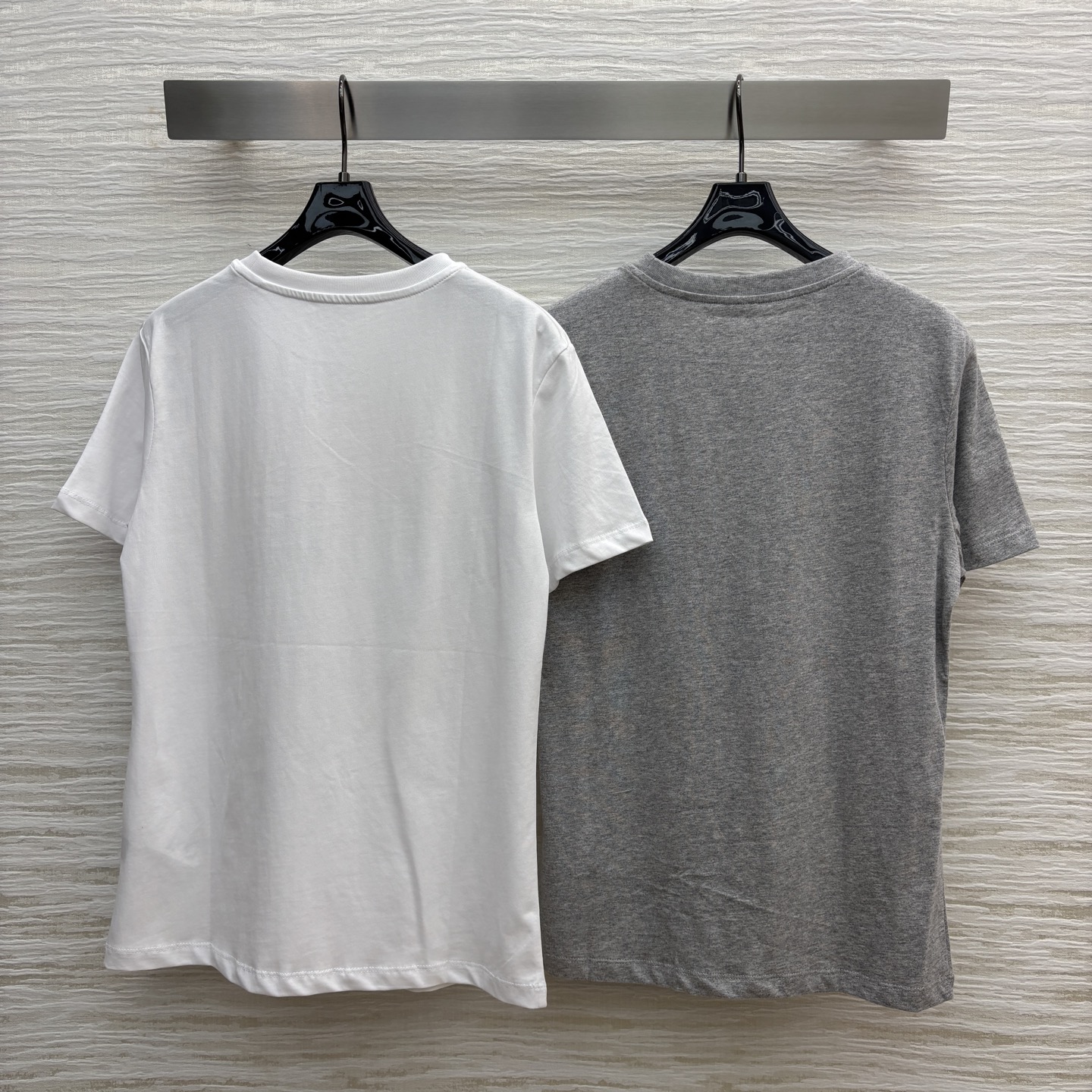 L家 25早秋新款 猫咪卡通印花短袖T恤 经典的小宽松版型 上身百搭不挑人 进口纯棉面料 质感舒适透气 