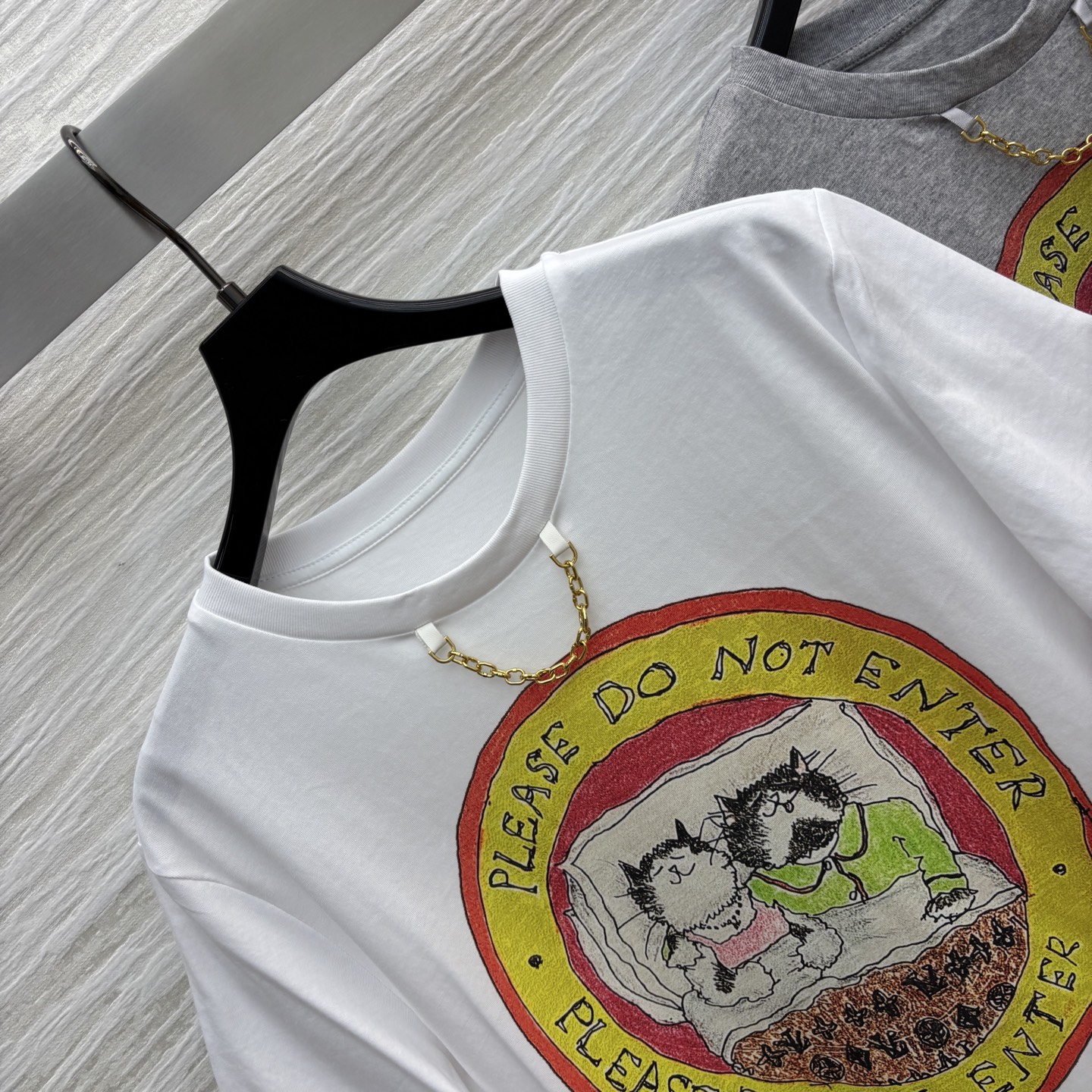 L家 25早秋新款 猫咪卡通印花短袖T恤 经典的小宽松版型 上身百搭不挑人 进口纯棉面料 质感舒适透气 