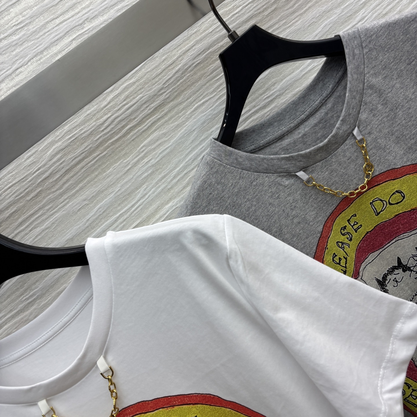 L家 25早秋新款 猫咪卡通印花短袖T恤 经典的小宽松版型 上身百搭不挑人 进口纯棉面料 质感舒适透气 