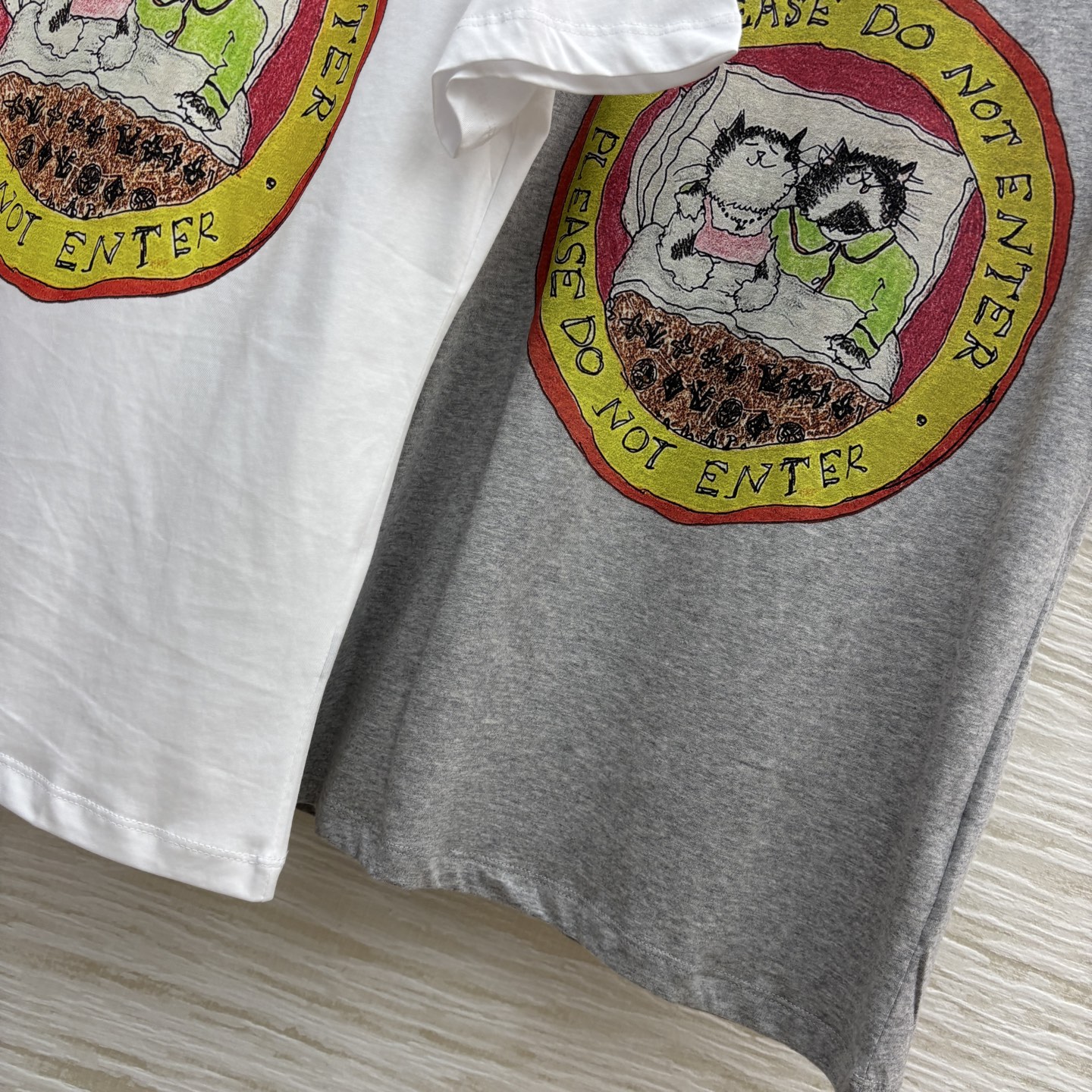 L家 25早秋新款 猫咪卡通印花短袖T恤 经典的小宽松版型 上身百搭不挑人 进口纯棉面料 质感舒适透气 