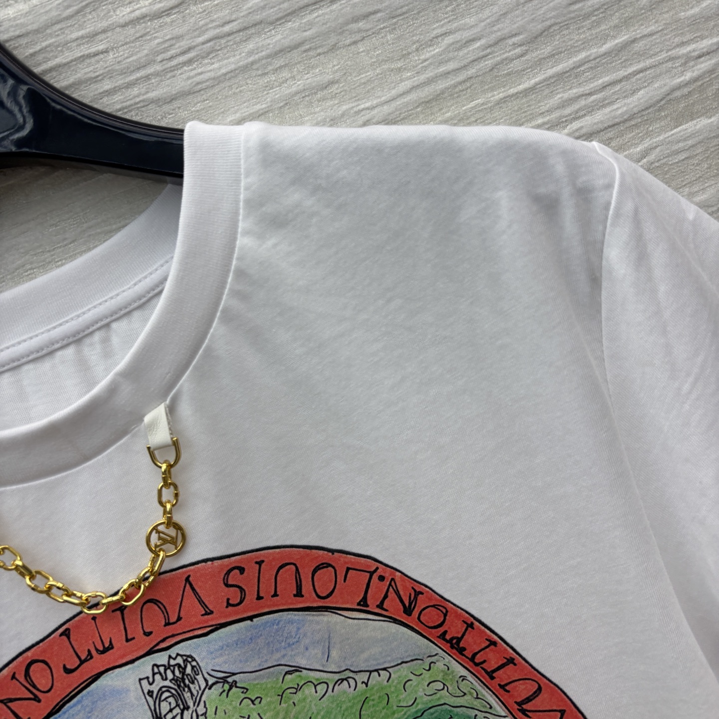 L家 25早秋新款 猫咪卡通印花短袖T恤 经典的小宽松版型 上身百搭不挑人 进口纯棉面料 质感舒适透气 