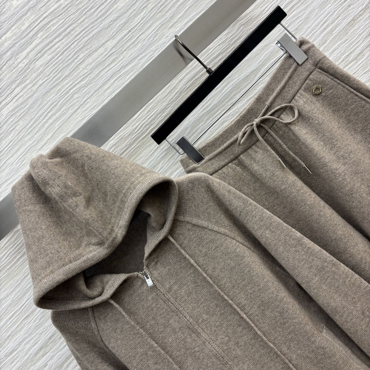 LP new 25秋冬 连帽羊绒针织套装 连帽拉链夹克搭配直筒裤 一套上身时髦帅气范 高级配色边减龄时髦