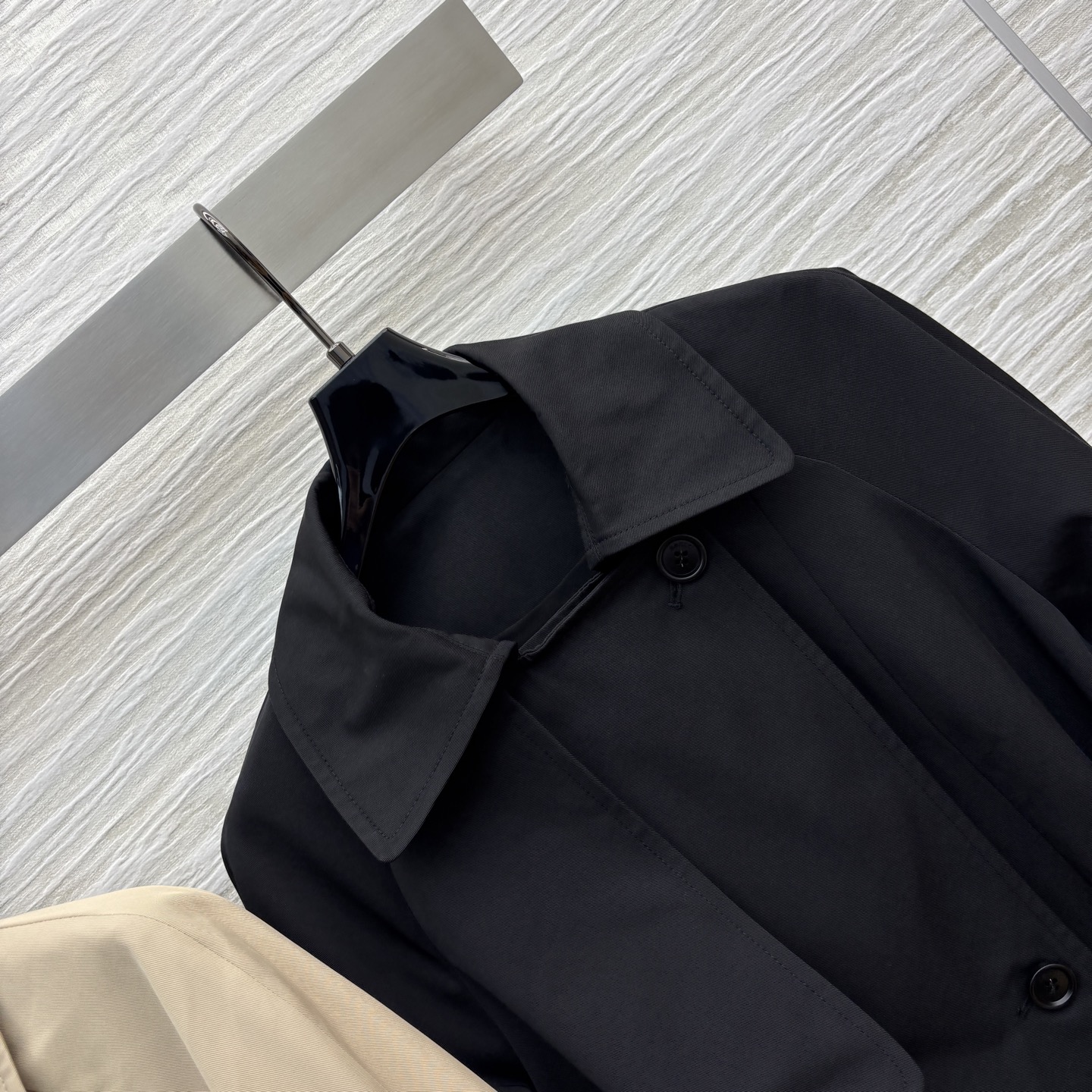 LW家 25秋冬新款 翻领短款花苞风衣外套 时髦又有风度 中长款设计 配上腰带显腰身 上身拉长身材比例 