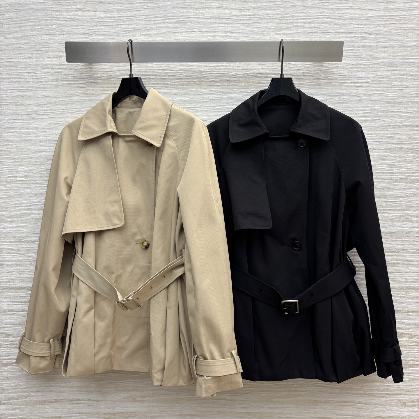 LW家 25秋冬新款 翻领短款花苞风衣外套 时髦又有风度 中长款设计 配上腰带显腰身 上身拉长身材比例 