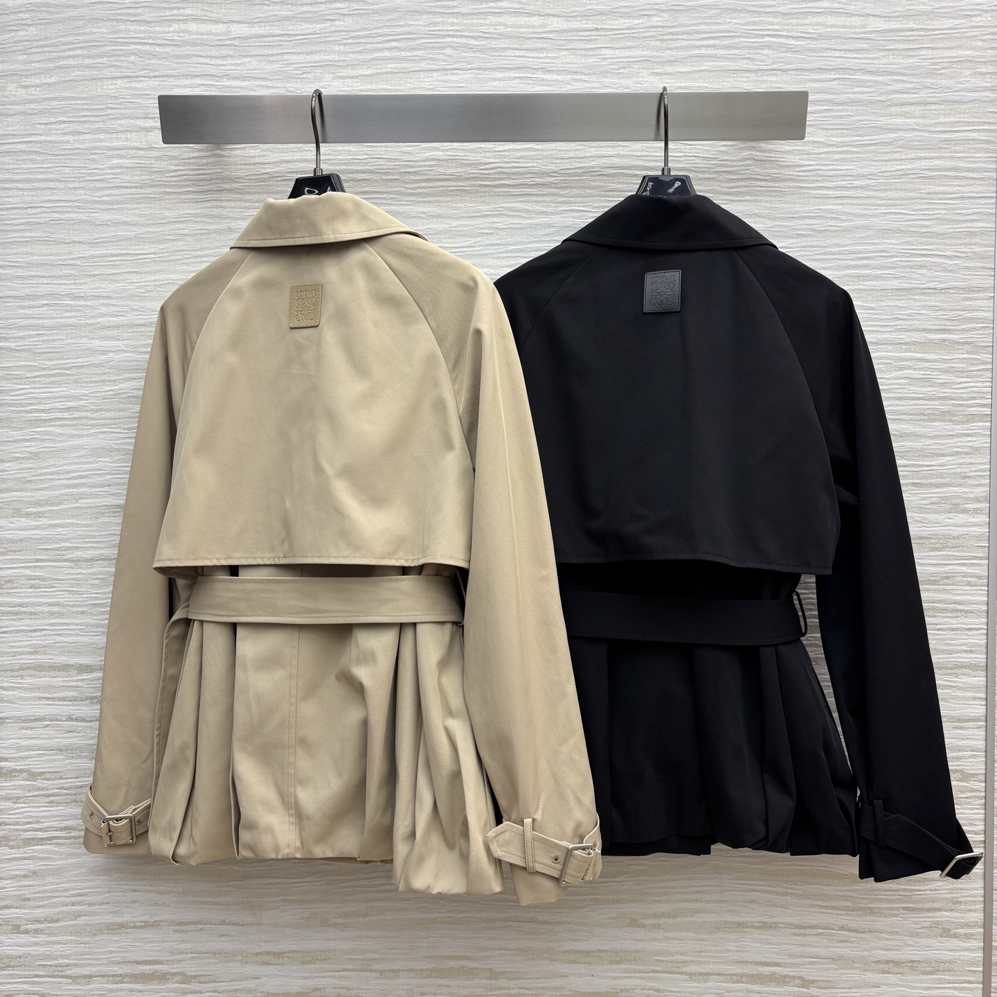 LW家 25秋冬新款 翻领短款花苞风衣外套 时髦又有风度 中长款设计 配上腰带显腰身 上身拉长身材比例 