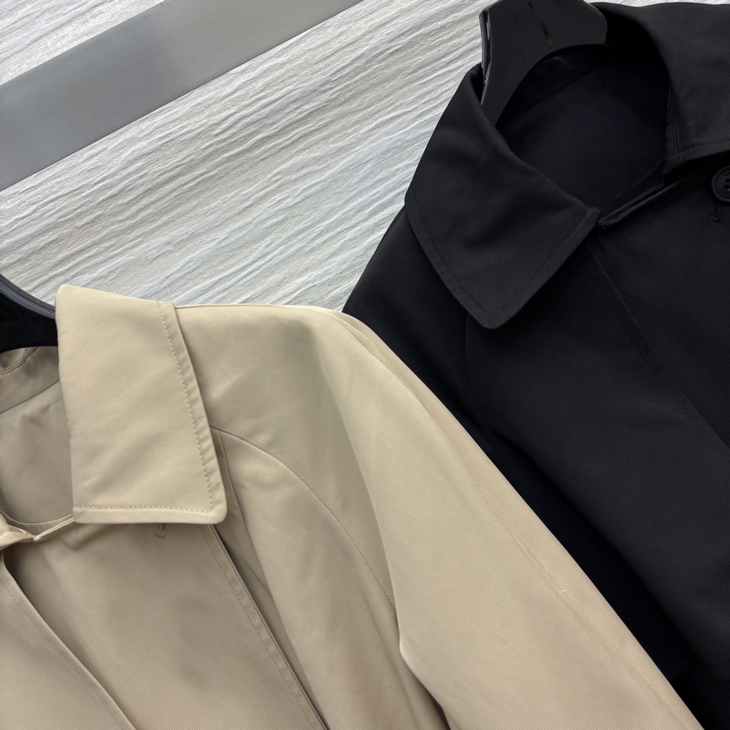 LW家 25秋冬新款 翻领短款花苞风衣外套 时髦又有风度 中长款设计 配上腰带显腰身 上身拉长身材比例 