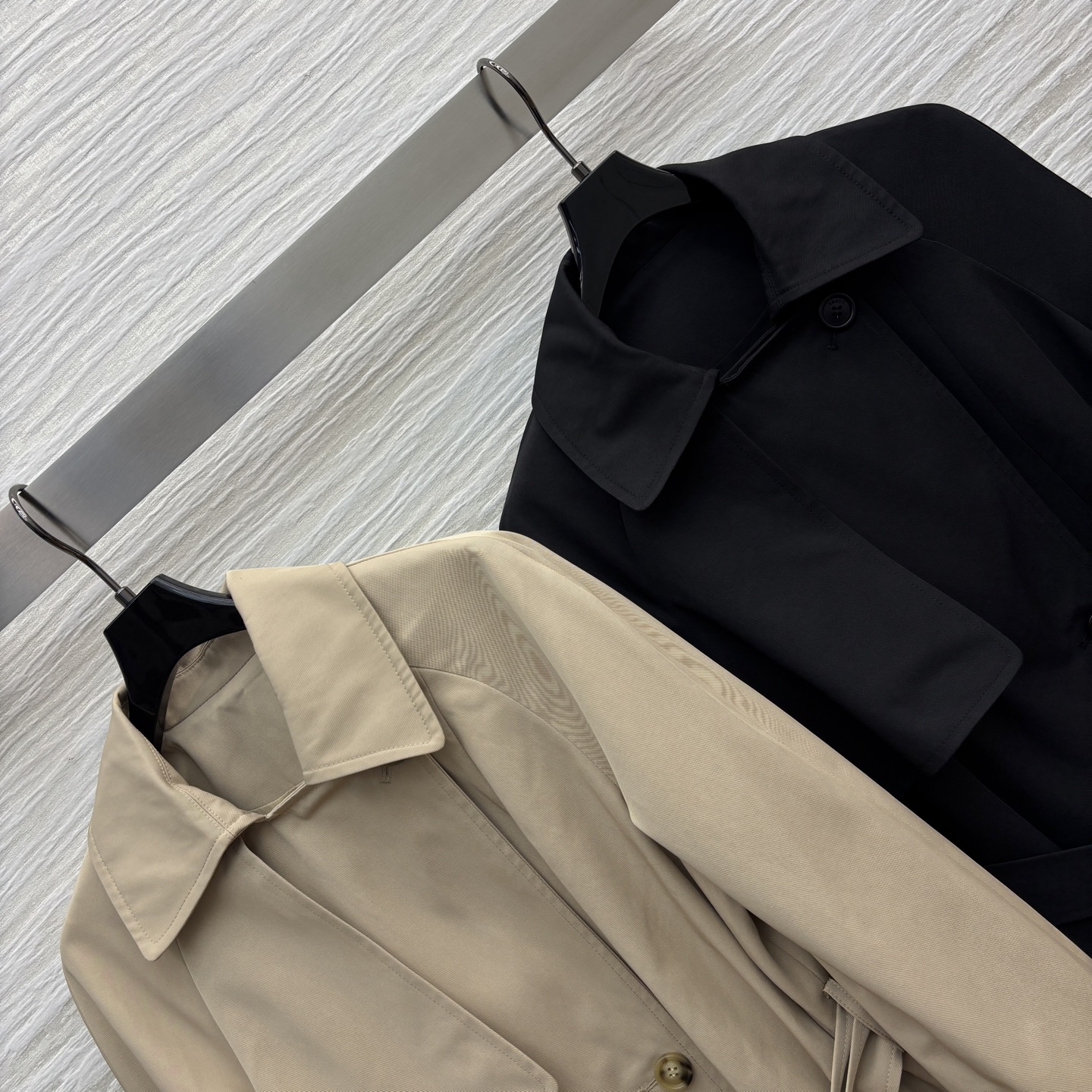 LW家 25秋冬新款 翻领短款花苞风衣外套 时髦又有风度 中长款设计 配上腰带显腰身 上身拉长身材比例 