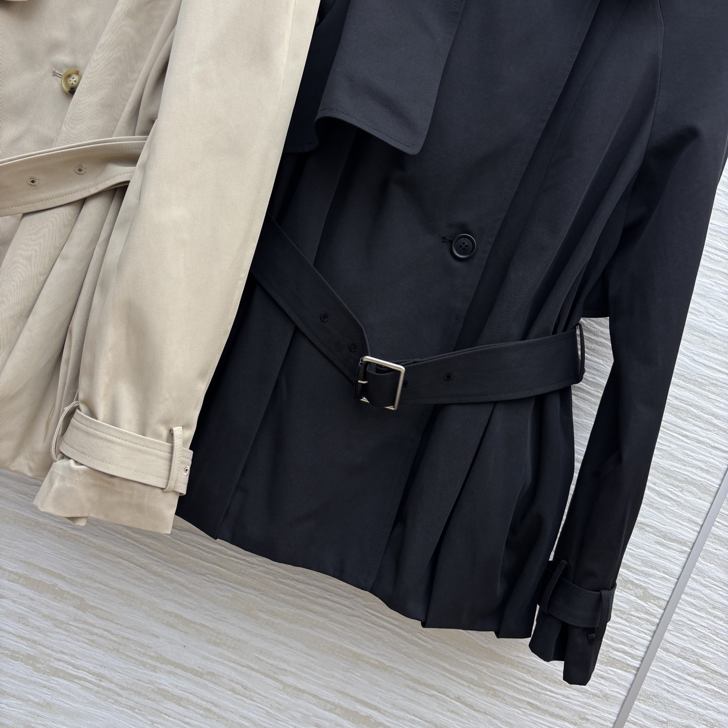 LW家 25秋冬新款 翻领短款花苞风衣外套 时髦又有风度 中长款设计 配上腰带显腰身 上身拉长身材比例 