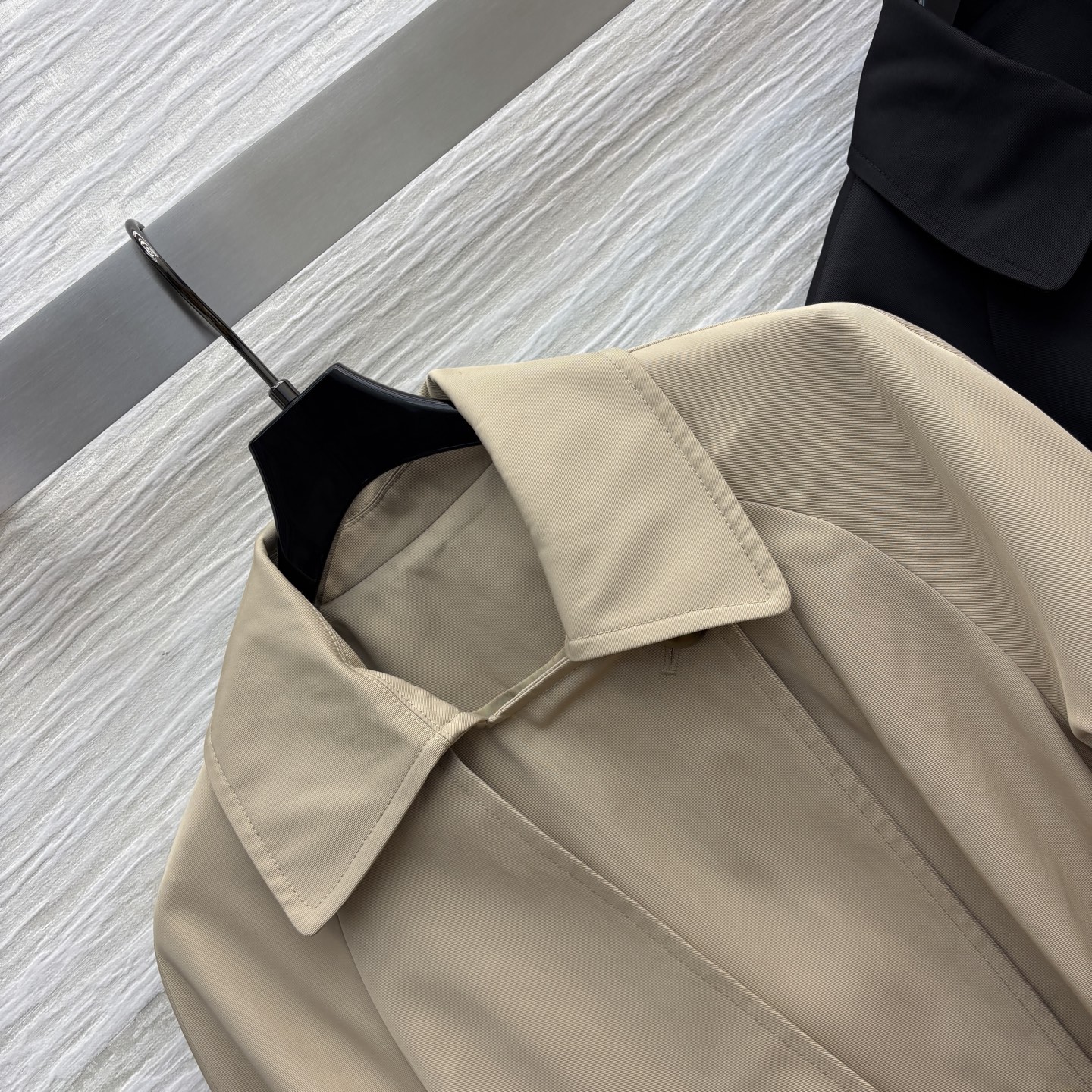 LW家 25秋冬新款 翻领短款花苞风衣外套 时髦又有风度 中长款设计 配上腰带显腰身 上身拉长身材比例 