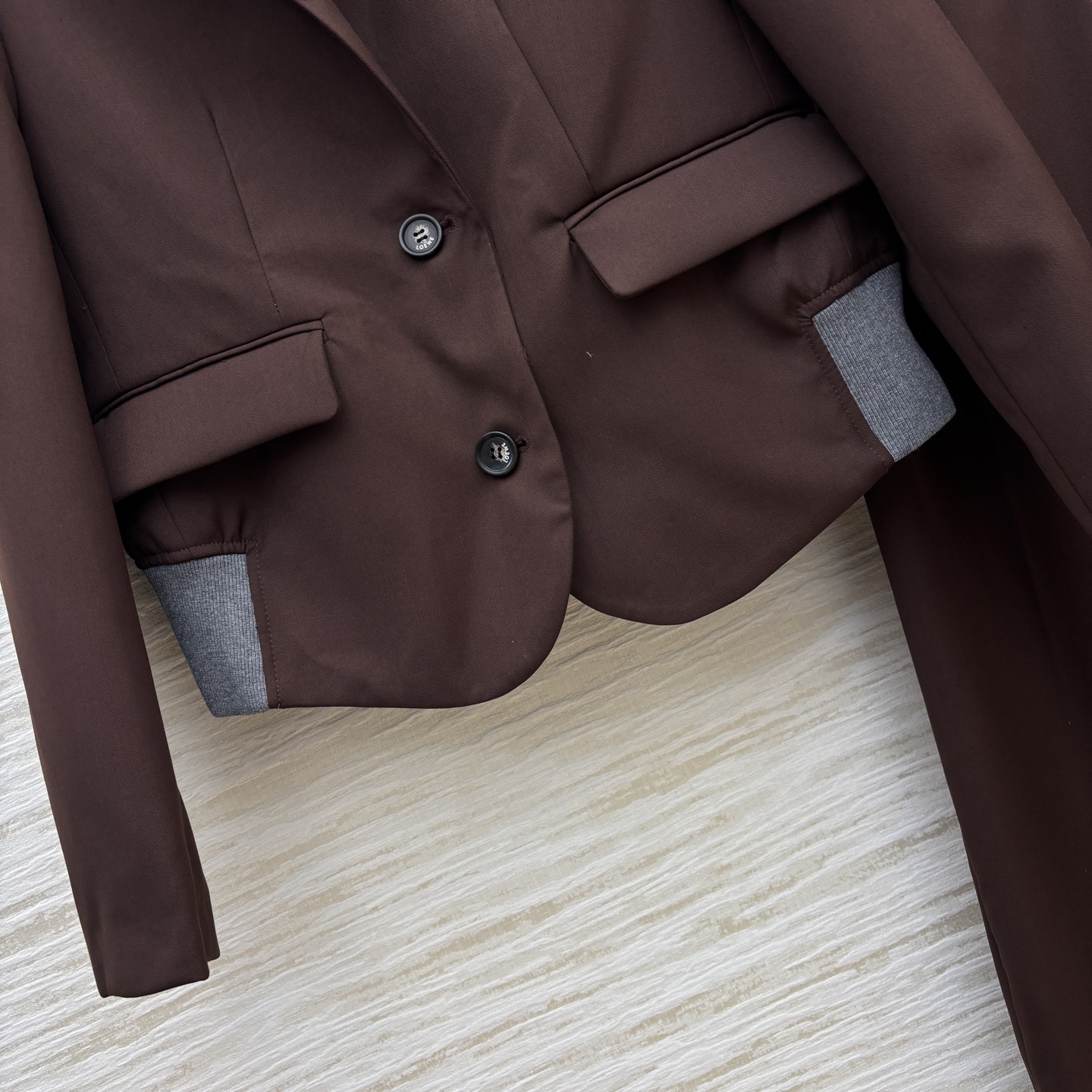 LW家 25秋冬新款 棕色西装夹克外套搭配西装休闲裤 超高颜值 一秒提升气质感 西装小翻领设计 定制lo
