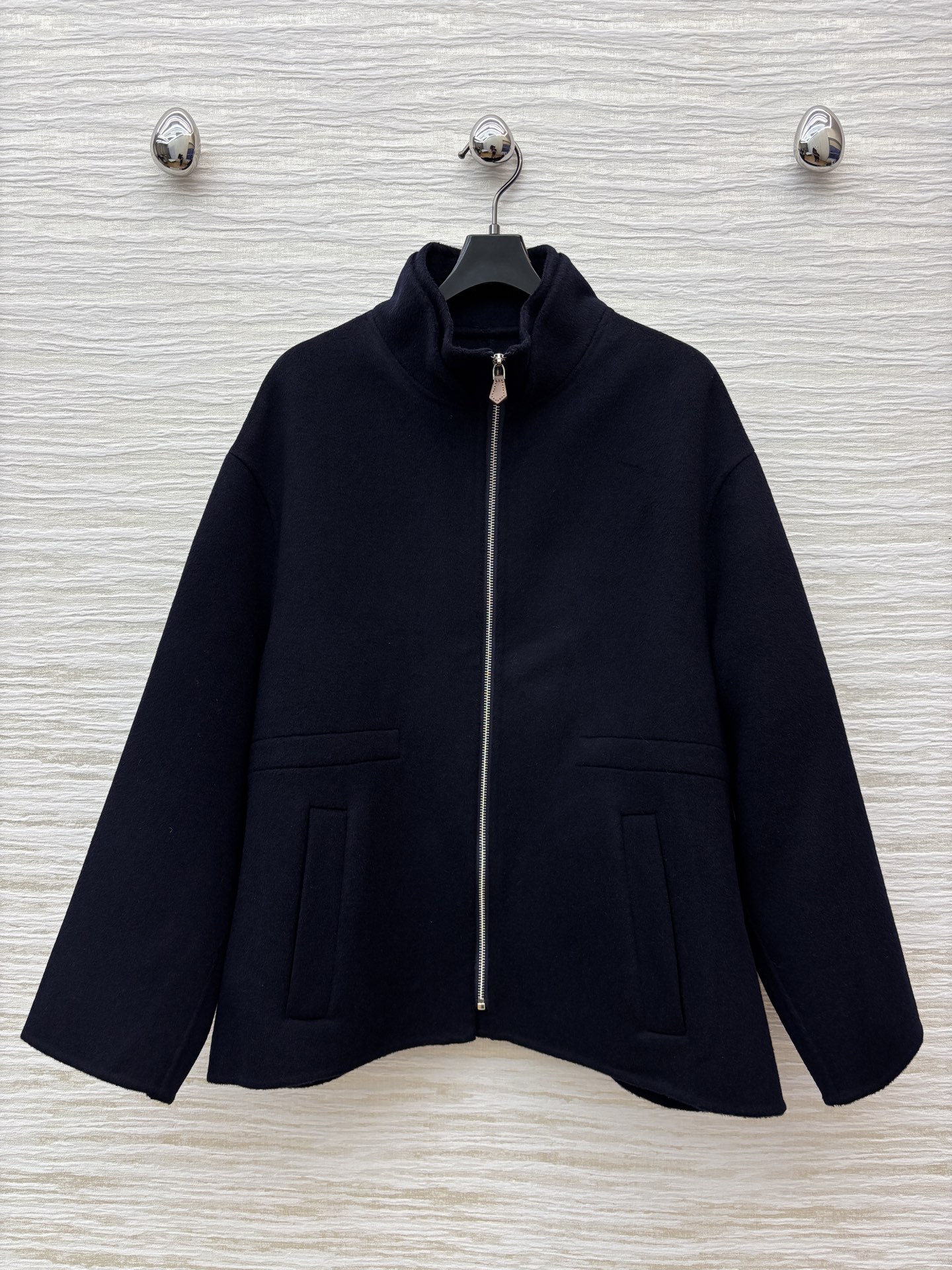 L秋冬 海军蓝立领羊毛羊绒夹克 简约立领搭配利落拉链 采用双层羊绒羊毛面料制成 由内侧精心手工缝合两层面