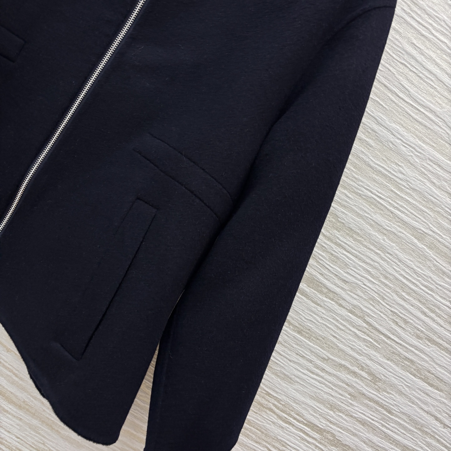 L秋冬 海军蓝立领羊毛羊绒夹克 简约立领搭配利落拉链 采用双层羊绒羊毛面料制成 由内侧精心手工缝合两层面