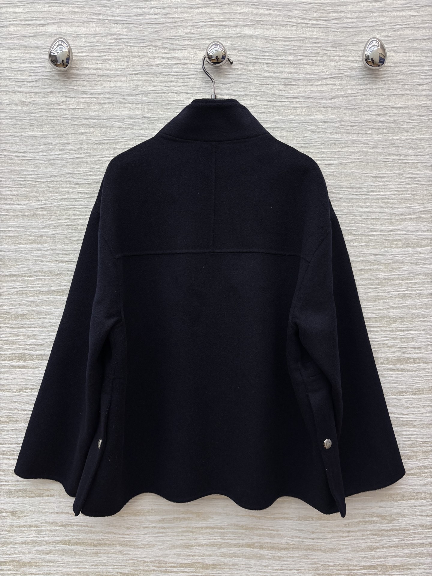 L秋冬 海军蓝立领羊毛羊绒夹克 简约立领搭配利落拉链 采用双层羊绒羊毛面料制成 由内侧精心手工缝合两层面