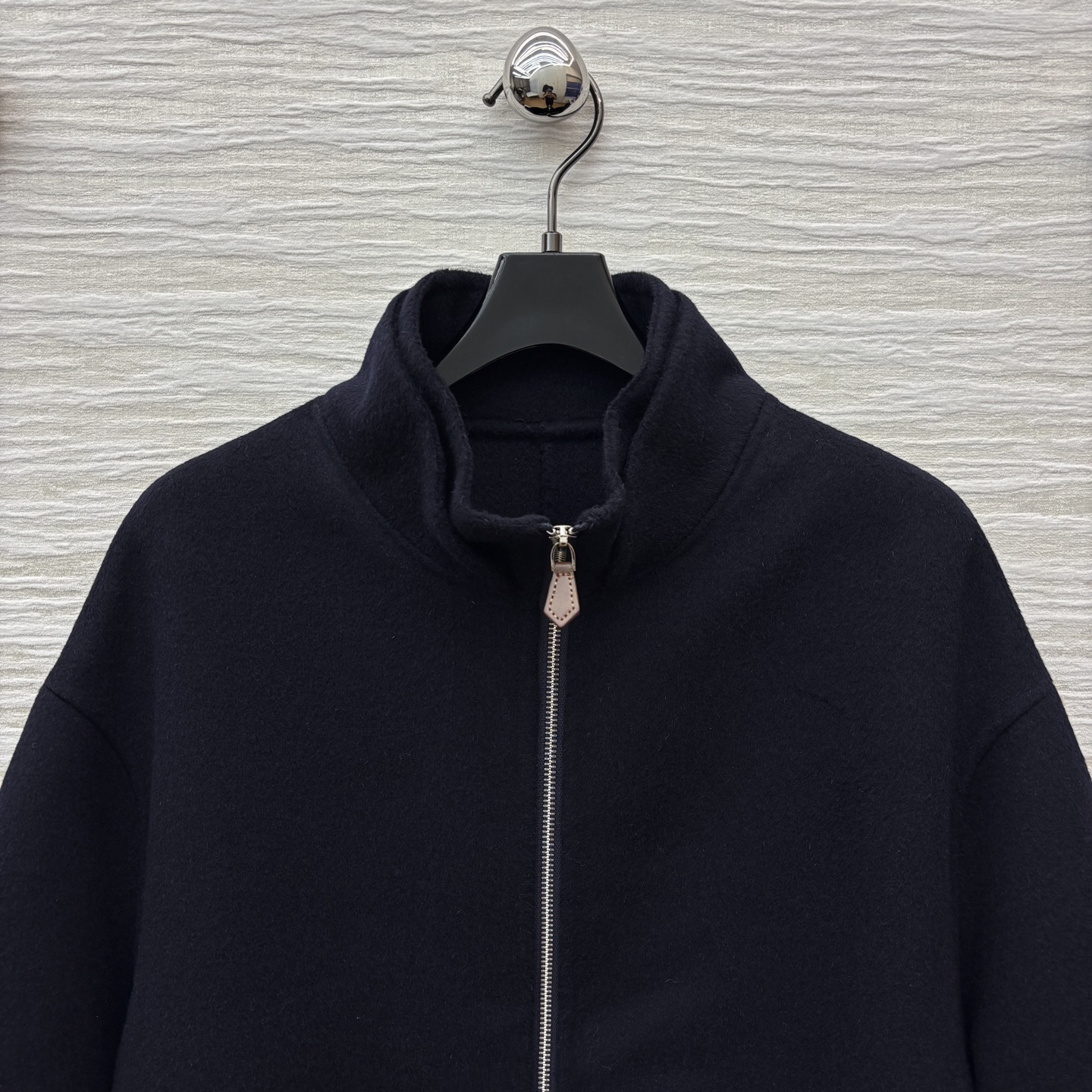 L秋冬 海军蓝立领羊毛羊绒夹克 简约立领搭配利落拉链 采用双层羊绒羊毛面料制成 由内侧精心手工缝合两层面