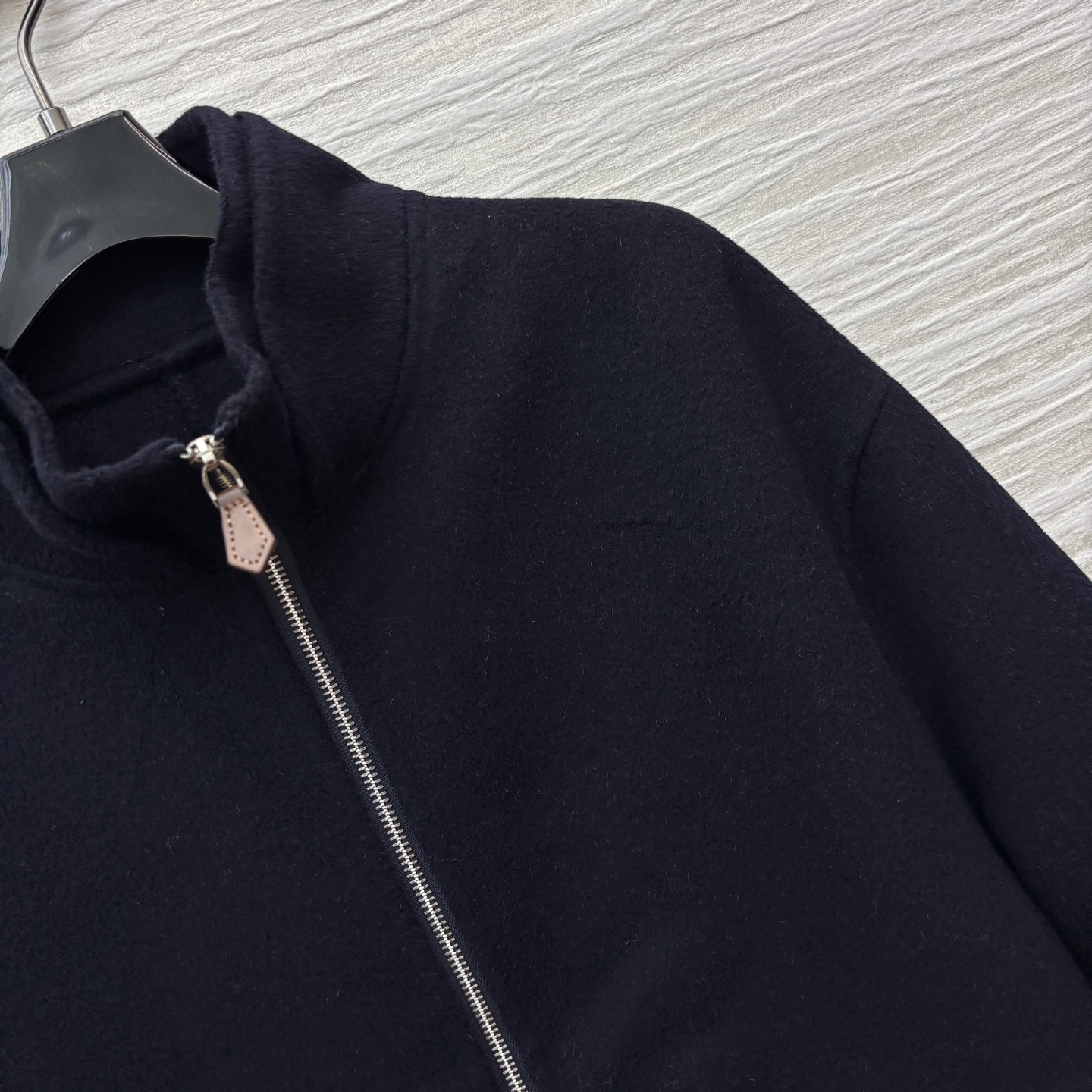 L秋冬 海军蓝立领羊毛羊绒夹克 简约立领搭配利落拉链 采用双层羊绒羊毛面料制成 由内侧精心手工缝合两层面