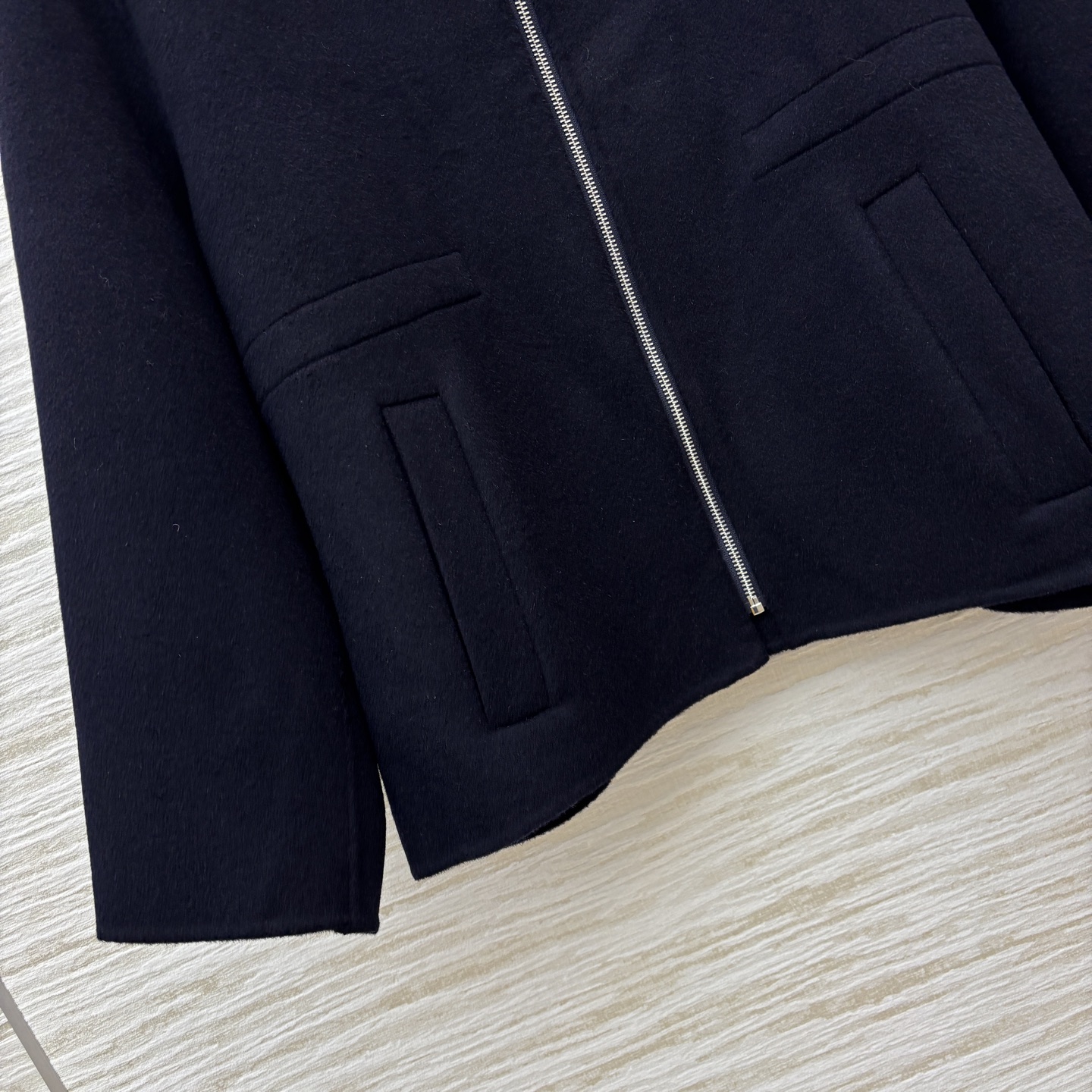 L秋冬 海军蓝立领羊毛羊绒夹克 简约立领搭配利落拉链 采用双层羊绒羊毛面料制成 由内侧精心手工缝合两层面