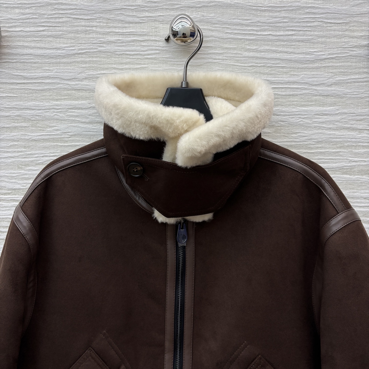 L秋冬 环保毛翻领机车夹克 利落剪裁短款夹克版型巧将皮草元素年轻化 提高腿线视觉更显瘦落肩袖+廓形设计 