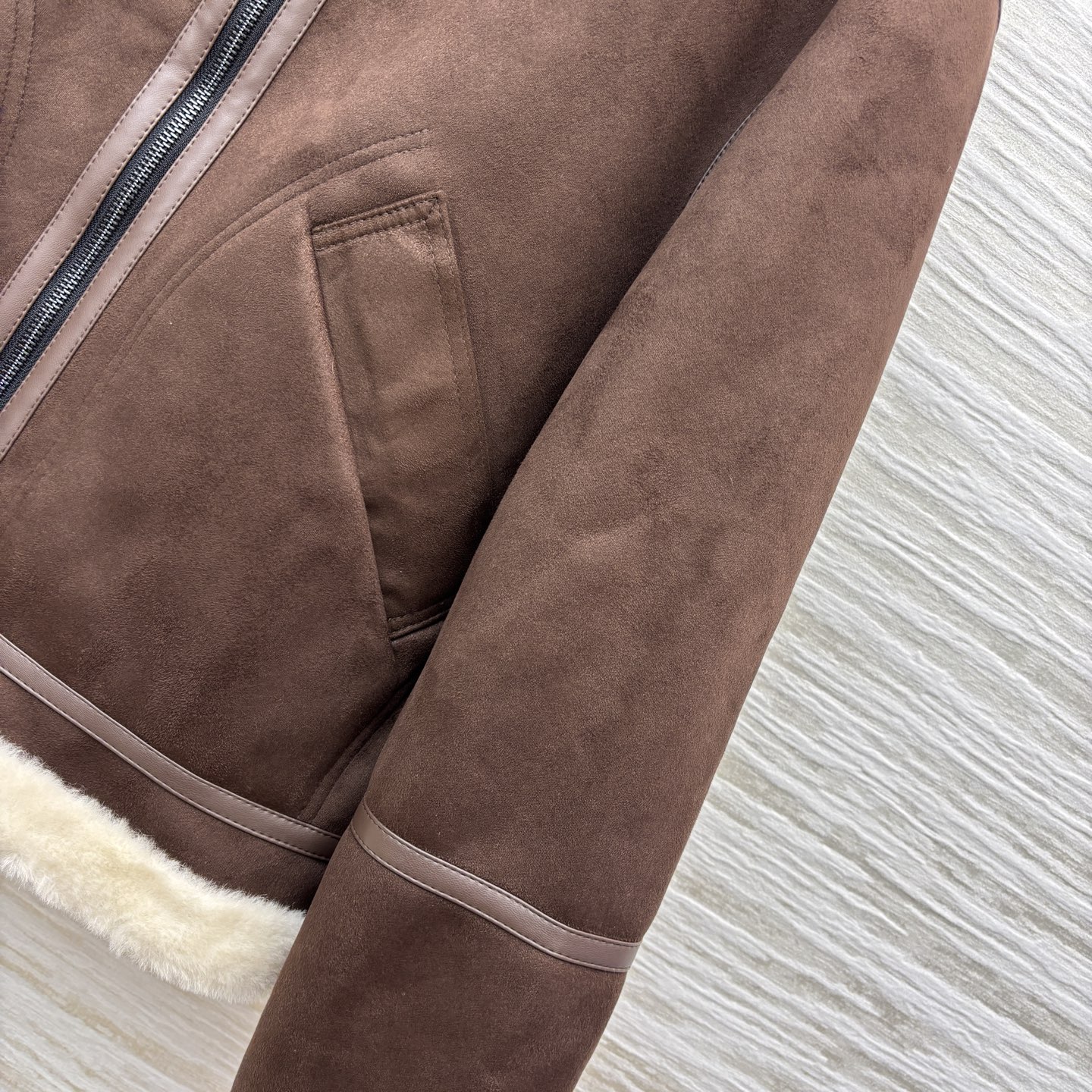 L秋冬 环保毛翻领机车夹克 利落剪裁短款夹克版型巧将皮草元素年轻化 提高腿线视觉更显瘦落肩袖+廓形设计 