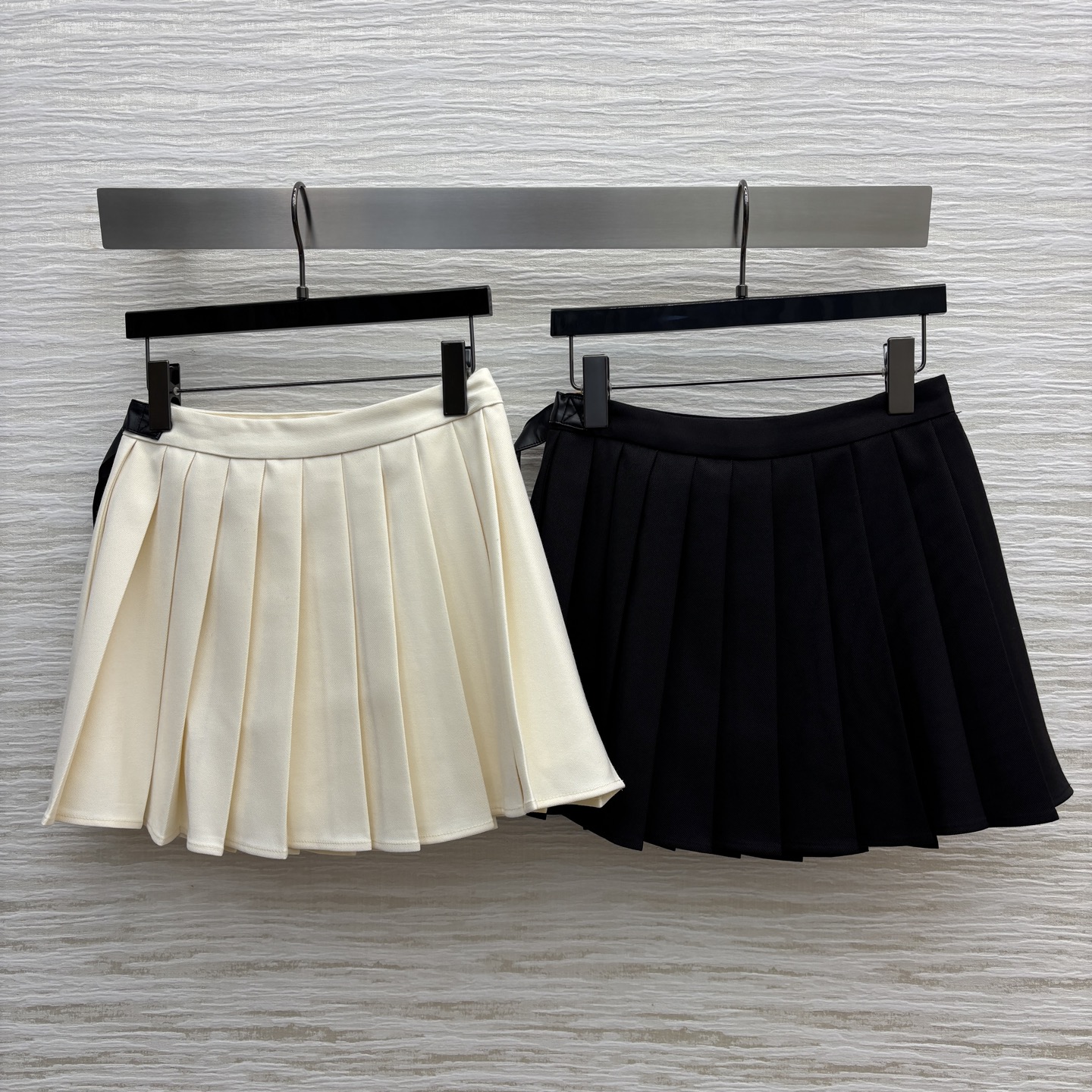 L家 25秋冬新款 含羊毛百褶半裙 经典的百褶裙 超级有学院少女的减龄感 字母logo彰显品牌魅力 简约