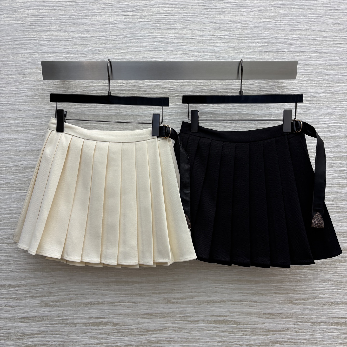 L家 25秋冬新款 含羊毛百褶半裙 经典的百褶裙 超级有学院少女的减龄感 字母logo彰显品牌魅力 简约