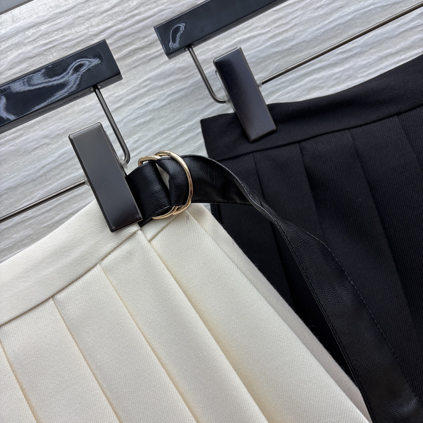 L家 25秋冬新款 含羊毛百褶半裙 经典的百褶裙 超级有学院少女的减龄感 字母logo彰显品牌魅力 简约